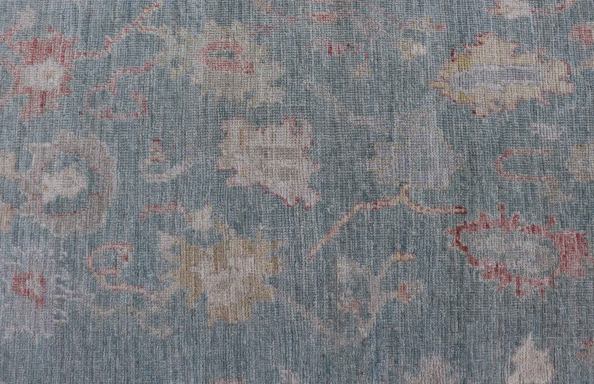 Moderner Oushak-Teppich mit hellblauem und grauem Feld von Keivan Woven Arts (Wolle) im Angebot