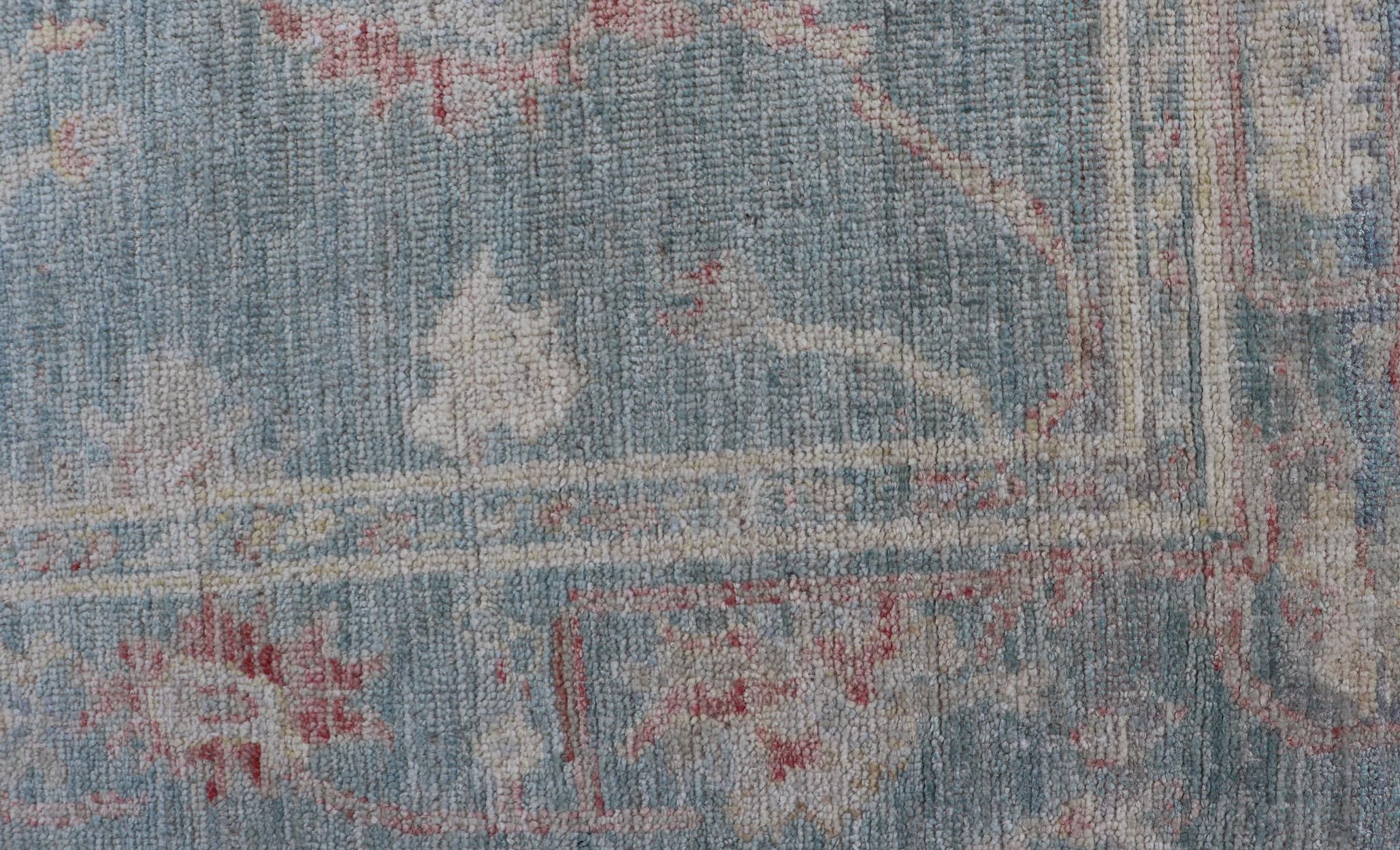 Moderner Oushak-Teppich mit hellblauem und grauem Feld von Keivan Woven Arts  im Angebot 1