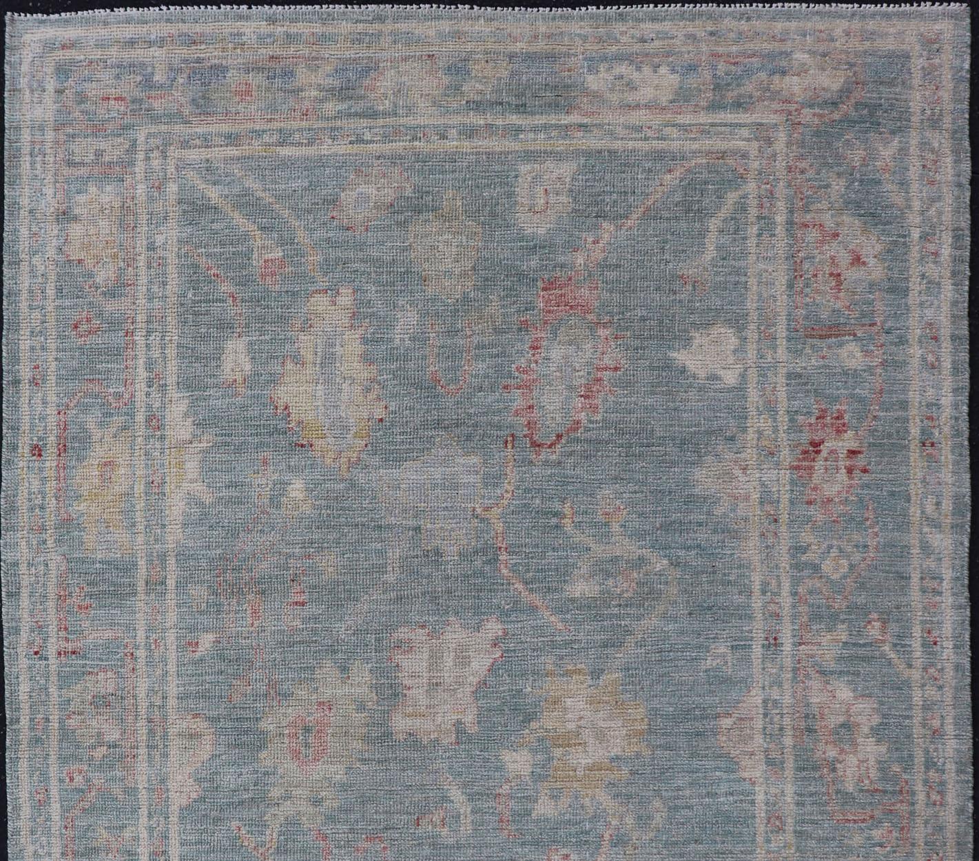Moderner Oushak-Teppich mit hellblauem und grauem Feld von Keivan Woven Arts im Angebot 2