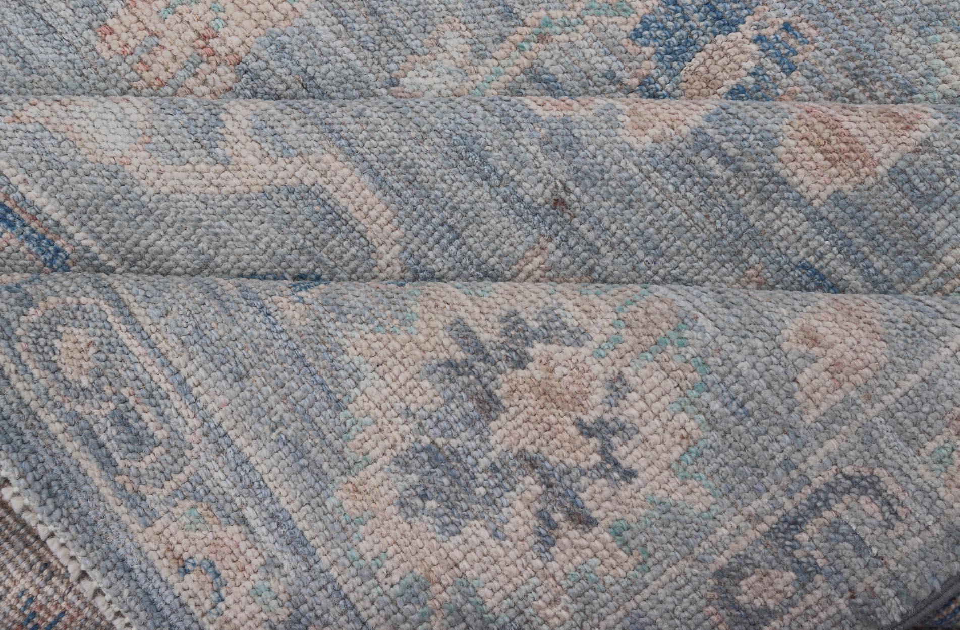 Moderner Oushak-Teppich mit hellgrauem und blauem Hintergrund und Blumenmotiven im Angebot 4