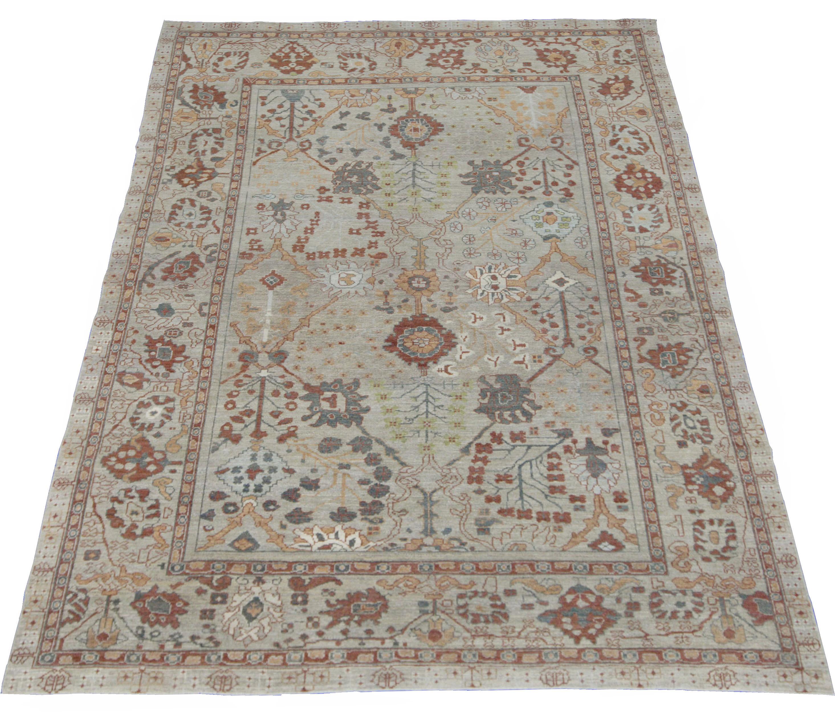 Moderner moderner Oushak-Teppich mit beigem Feld und einer Mischung aus roten und grauen Blumendetails (Handgewebt) im Angebot