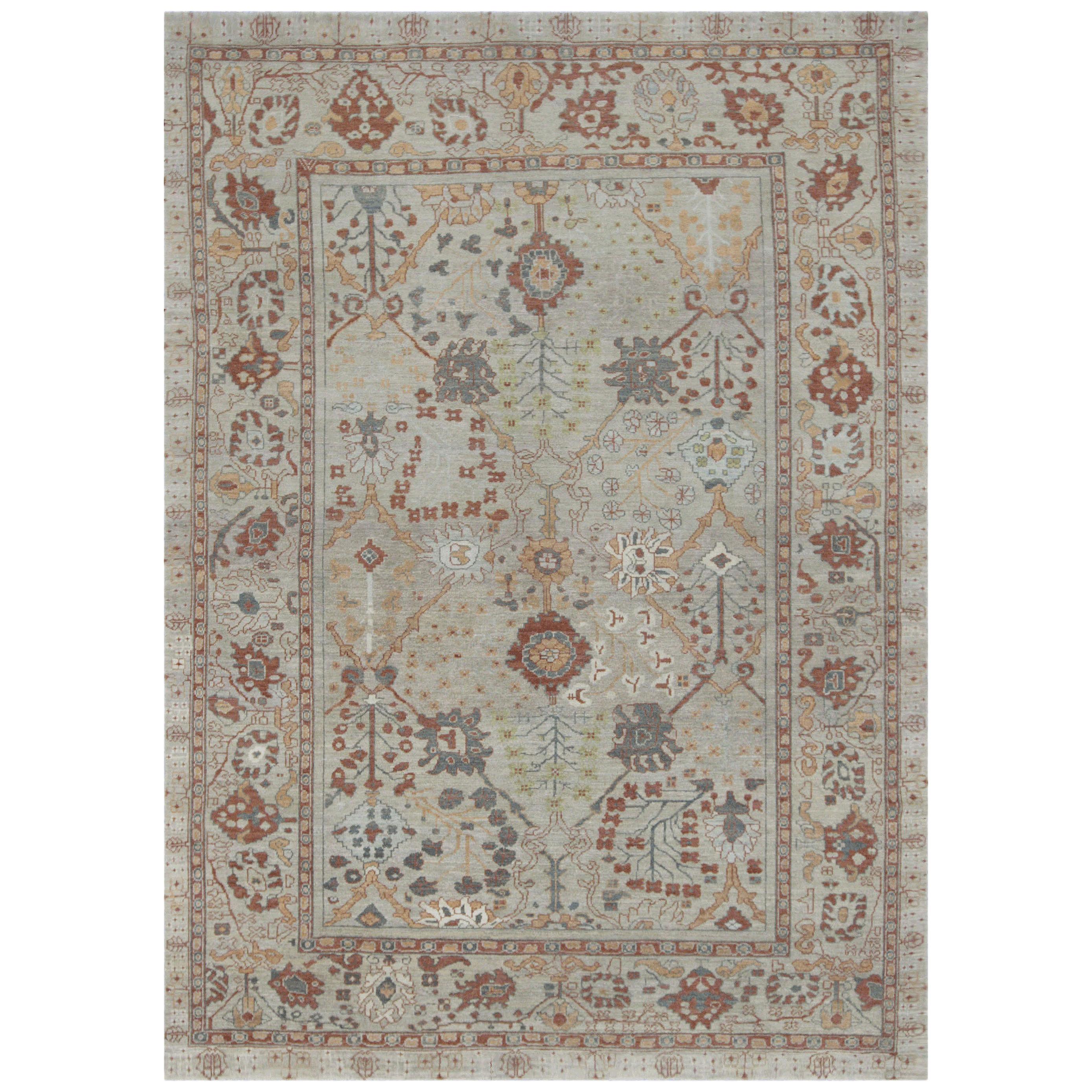 Moderner moderner Oushak-Teppich mit beigem Feld und einer Mischung aus roten und grauen Blumendetails
