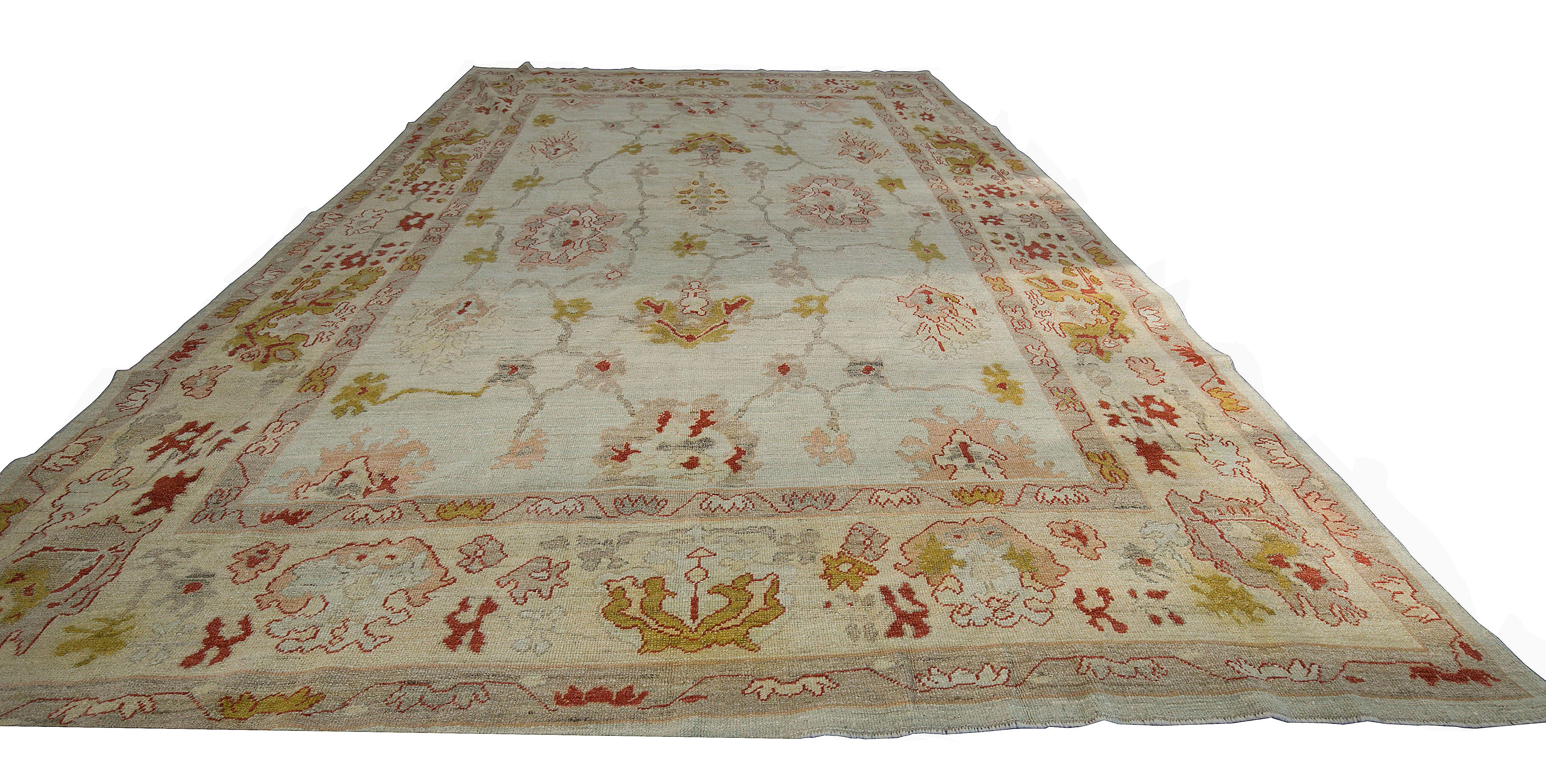 Moderner moderner Oushak-Teppich mit floralen Details in Rot und Gold auf elfenbeingrauem Feld (Türkisch) im Angebot