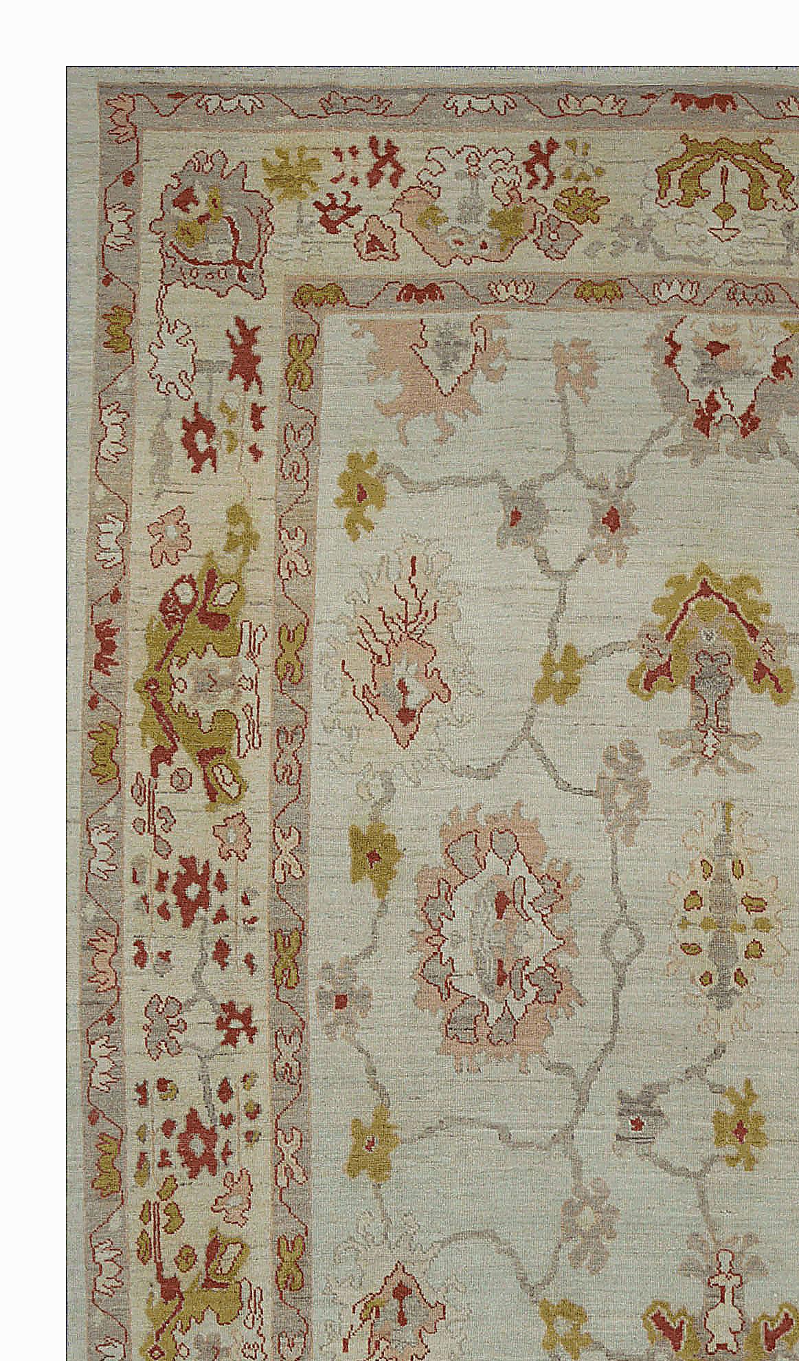Moderner moderner Oushak-Teppich mit floralen Details in Rot und Gold auf elfenbeingrauem Feld (Handgewebt) im Angebot