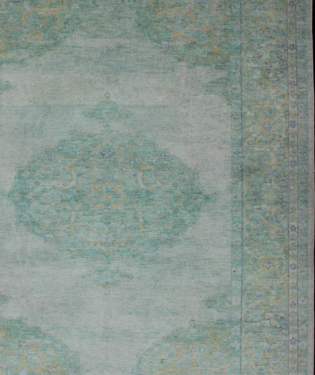 Modern Oushak rug, rug/OB-9242125, country of origin / type: India / Oushak, circa early-21st Century. Contemporary Indian Rug.

This hand-knotted Oushak rug features a floral medallion design in various shades of green, making this rug a great