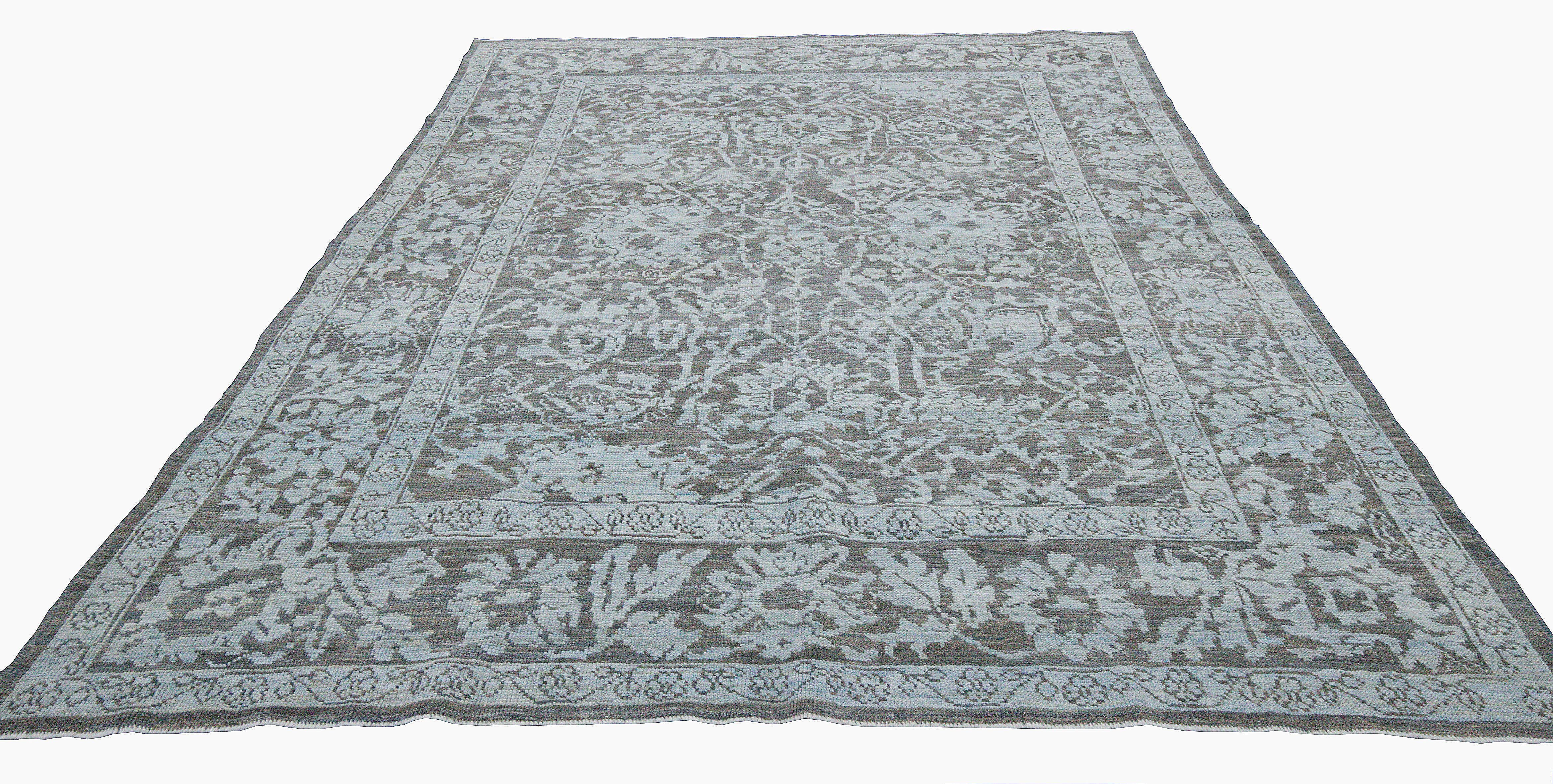 Moderner Oushak-Teppich mit Blumenmotiven in Blau und Weiß auf grauem Feld (Türkisch) im Angebot