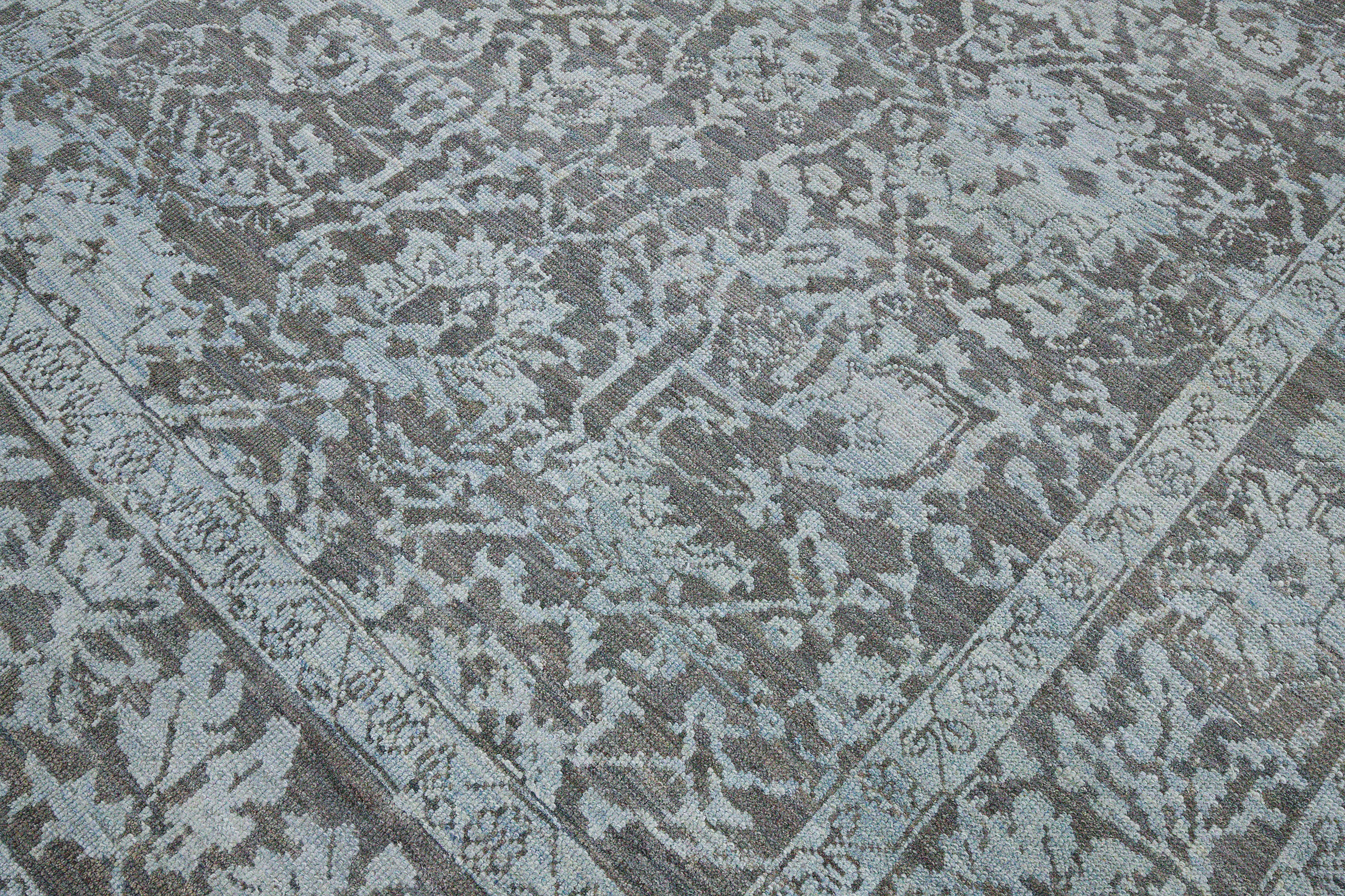 Moderner Oushak-Teppich mit Blumenmotiven in Blau und Weiß auf grauem Feld (Handgewebt) im Angebot