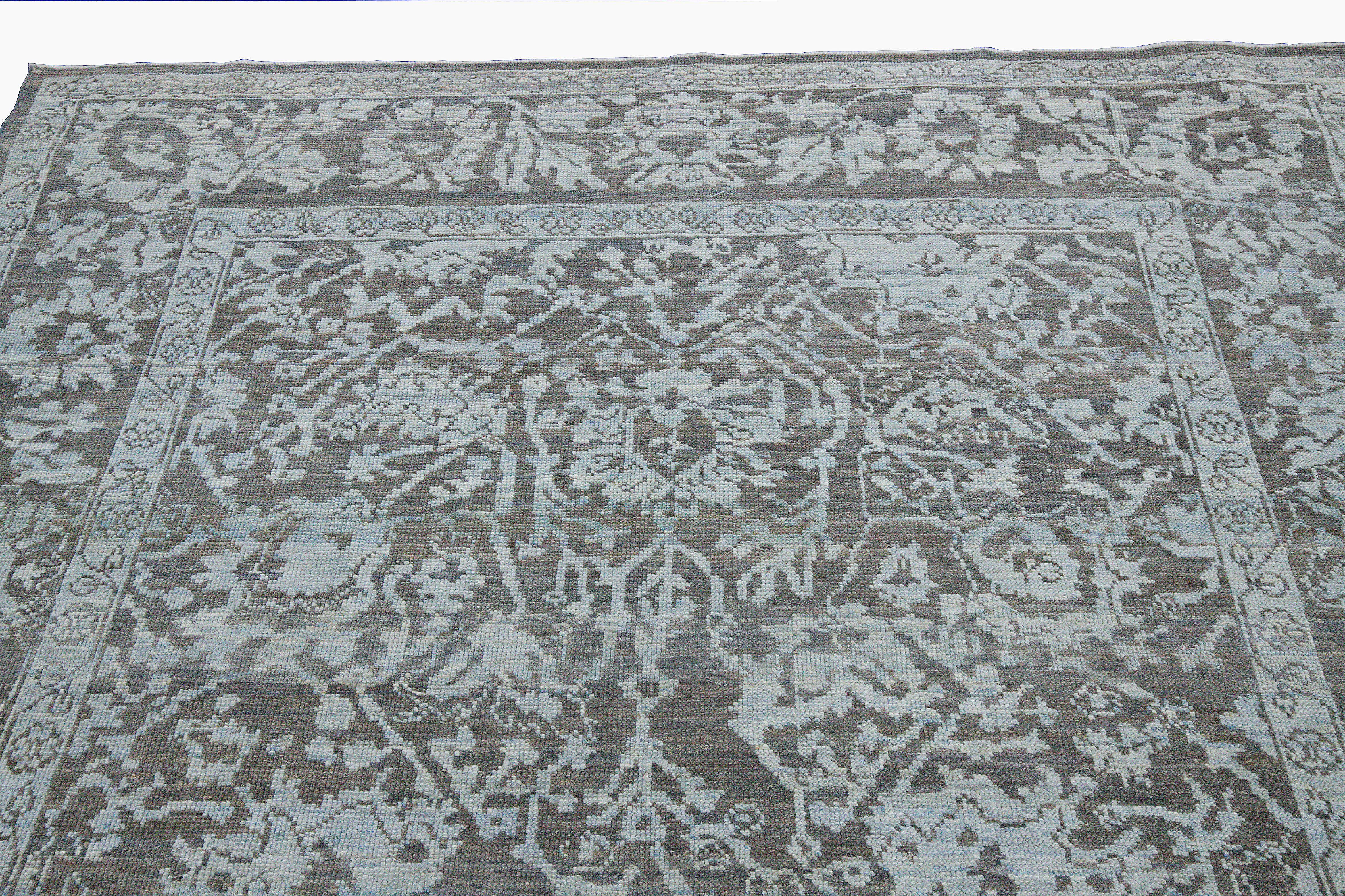 Moderner Oushak-Teppich mit Blumenmotiven in Blau und Weiß auf grauem Feld im Zustand „Hervorragend“ im Angebot in Dallas, TX