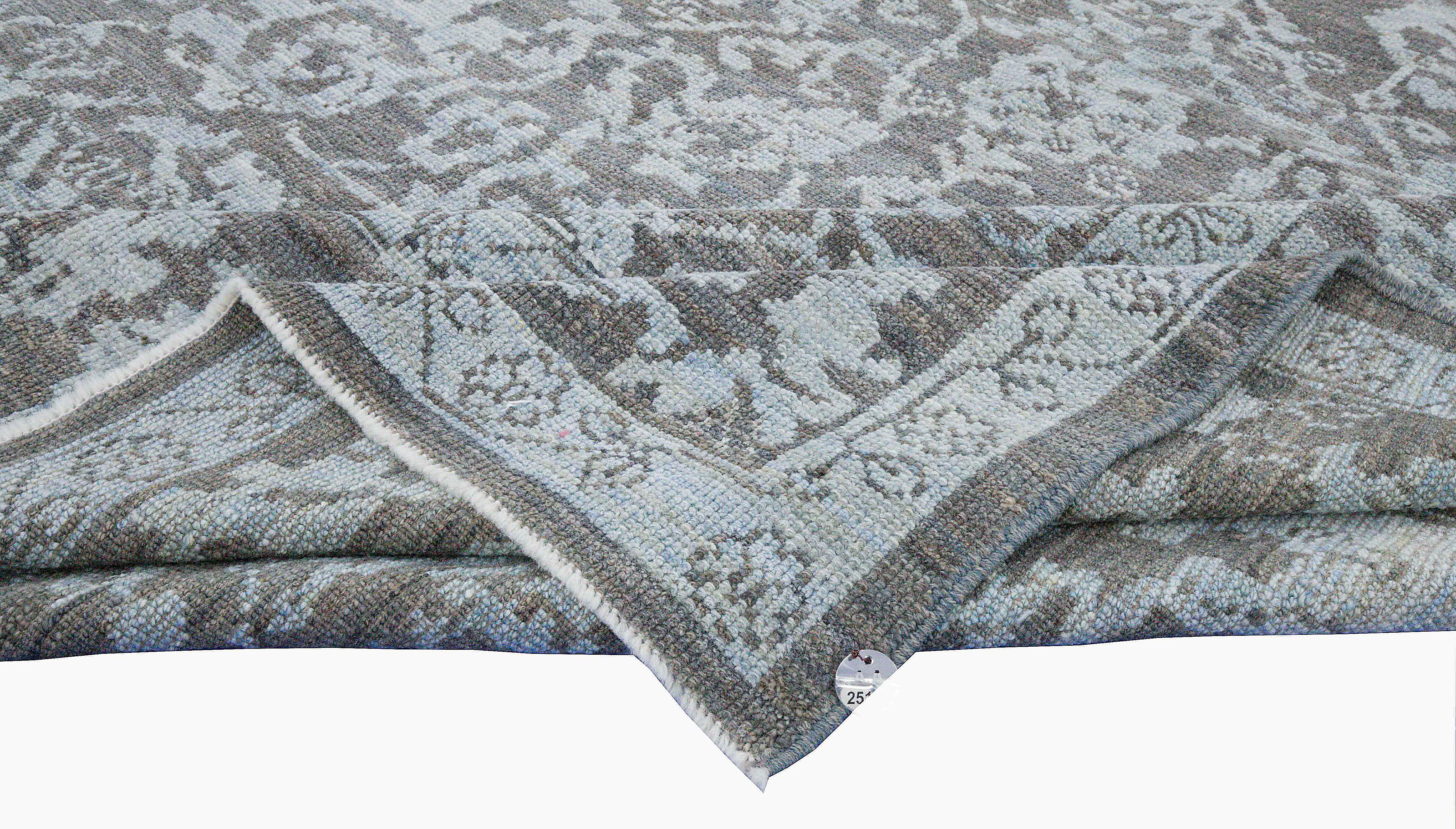Moderner Oushak-Teppich mit Blumenmotiven in Blau und Weiß auf grauem Feld (20. Jahrhundert) im Angebot