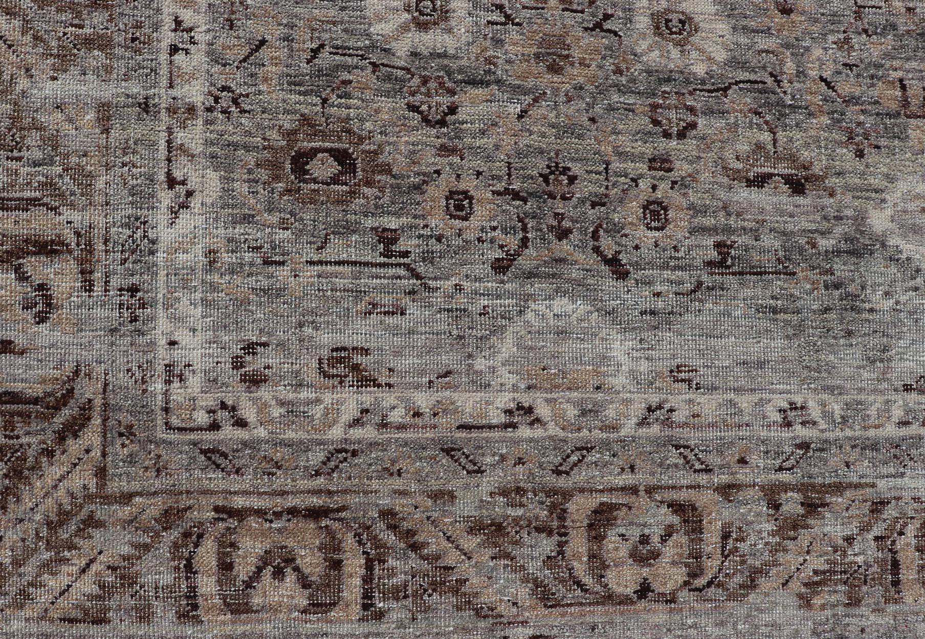 Moderner Oushak-Teppich mit Blumenmuster in Grau, Brauntönen und neutralen Farben (Indisch) im Angebot