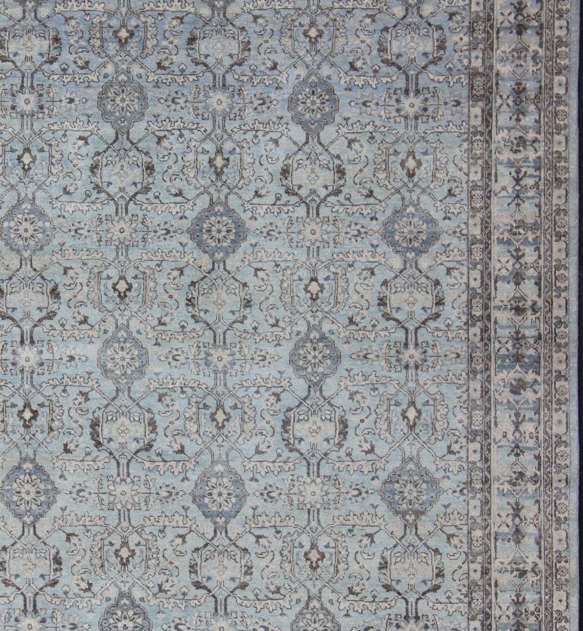 Mesures : 8 x 10 
Ce merveilleux Oushak présente un motif sur toute la surface, flanqué d'un motif répétitif dans la bordure. La totalité de la pièce est rendue dans des tons gris, bleus et bruns, ce qui en fait un tapis polyvalent, bien adapté à