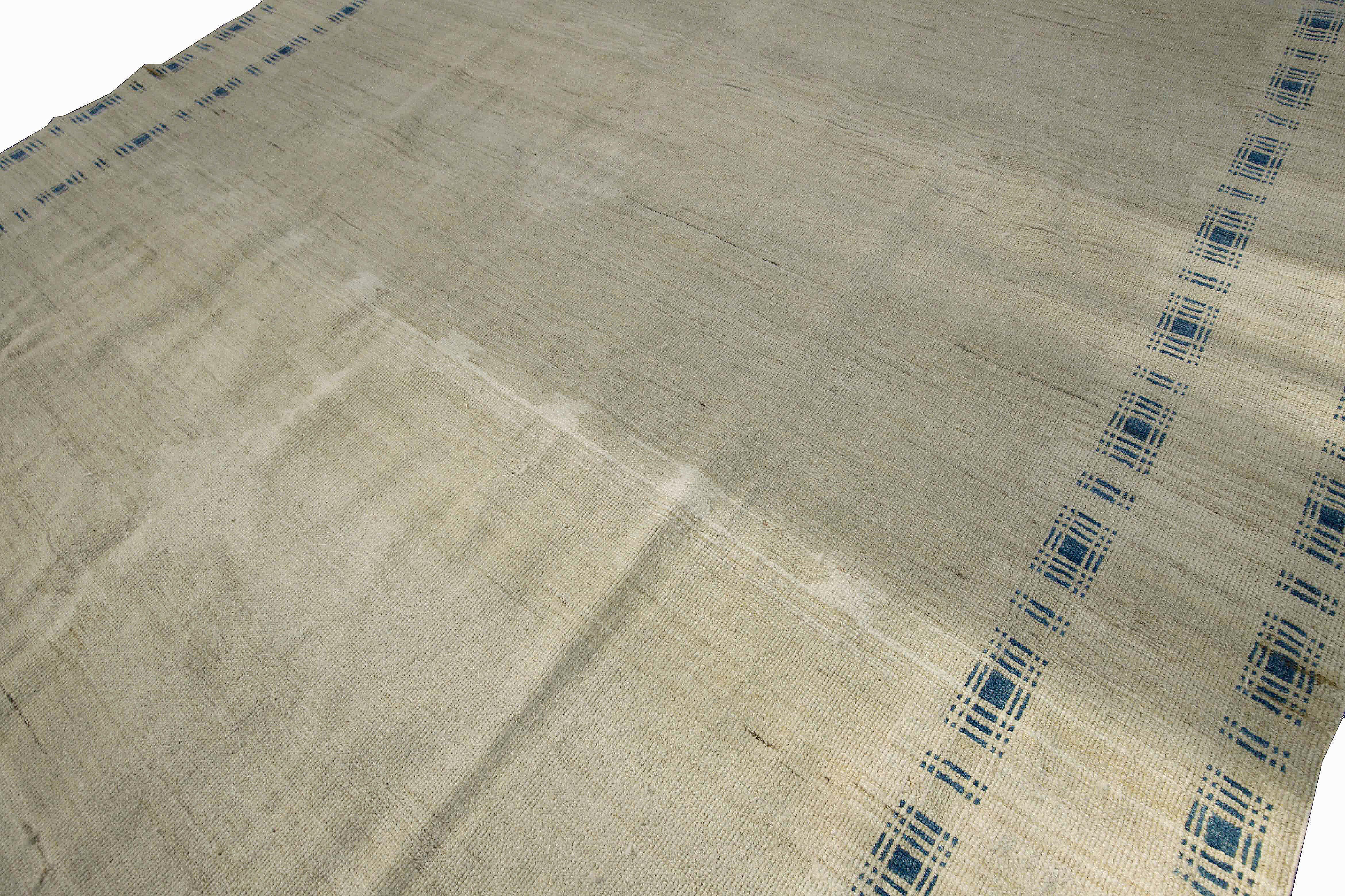 Moderner moderner Oushak-Teppich mit Medaillonmuster in weißer und marineblauer Bordüre auf beigefarbenem Fiel (Handgewebt) im Angebot