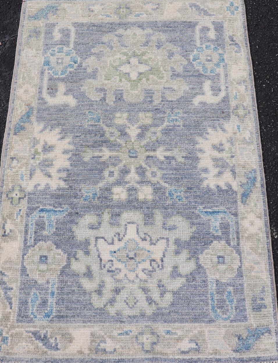 Maße: 1'10 x 3'0 
Moderner Oushak-Teppich mit ruhigen Blautönen und weichem Elfenbein und Sage 1'10 x 3'0. Keivan Woven Arts; Teppich AWR-25688 Herkunftsland: Afghanistan Art: Oushak Design.

Dieser moderne Oushak-Teppich zeichnet sich durch ein
