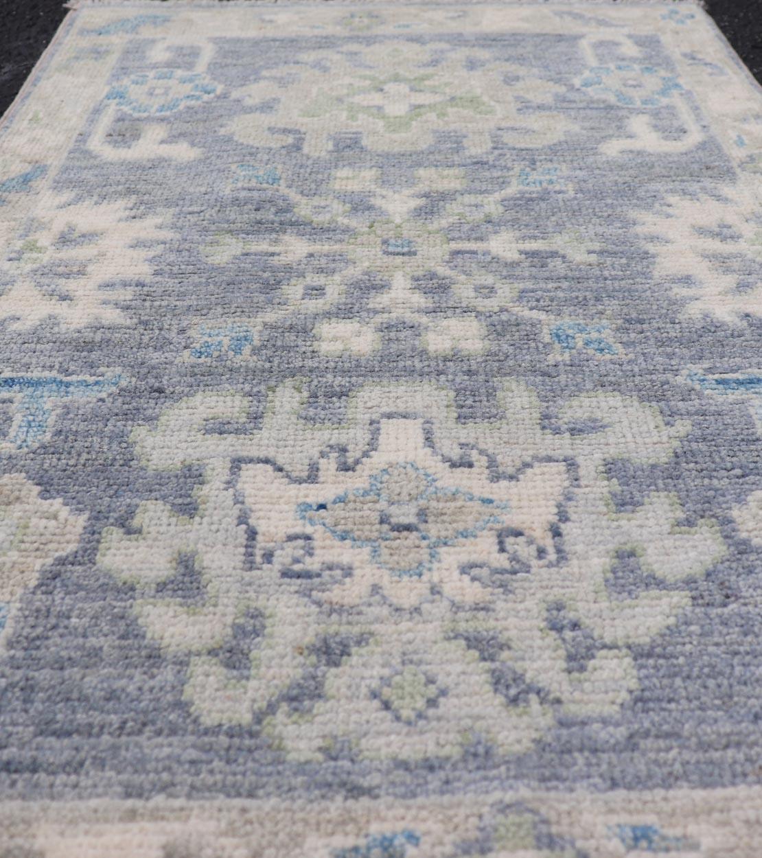 Moderner Oushak-Teppich mit ruhigen Blautönen und weichem Elfenbein und Sage 1'10 x 3'0 (Afghanisch) im Angebot
