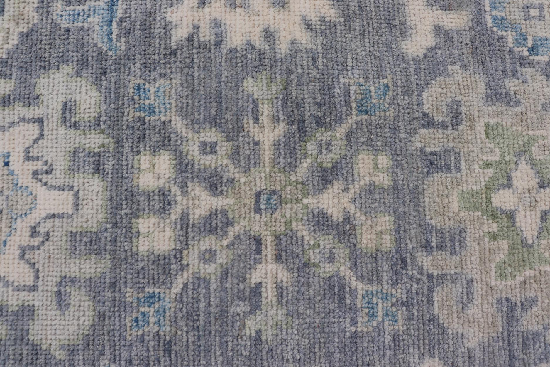 Moderner Oushak-Teppich mit ruhigen Blautönen und weichem Elfenbein und Sage 1'10 x 3'0 (Handgeknüpft) im Angebot