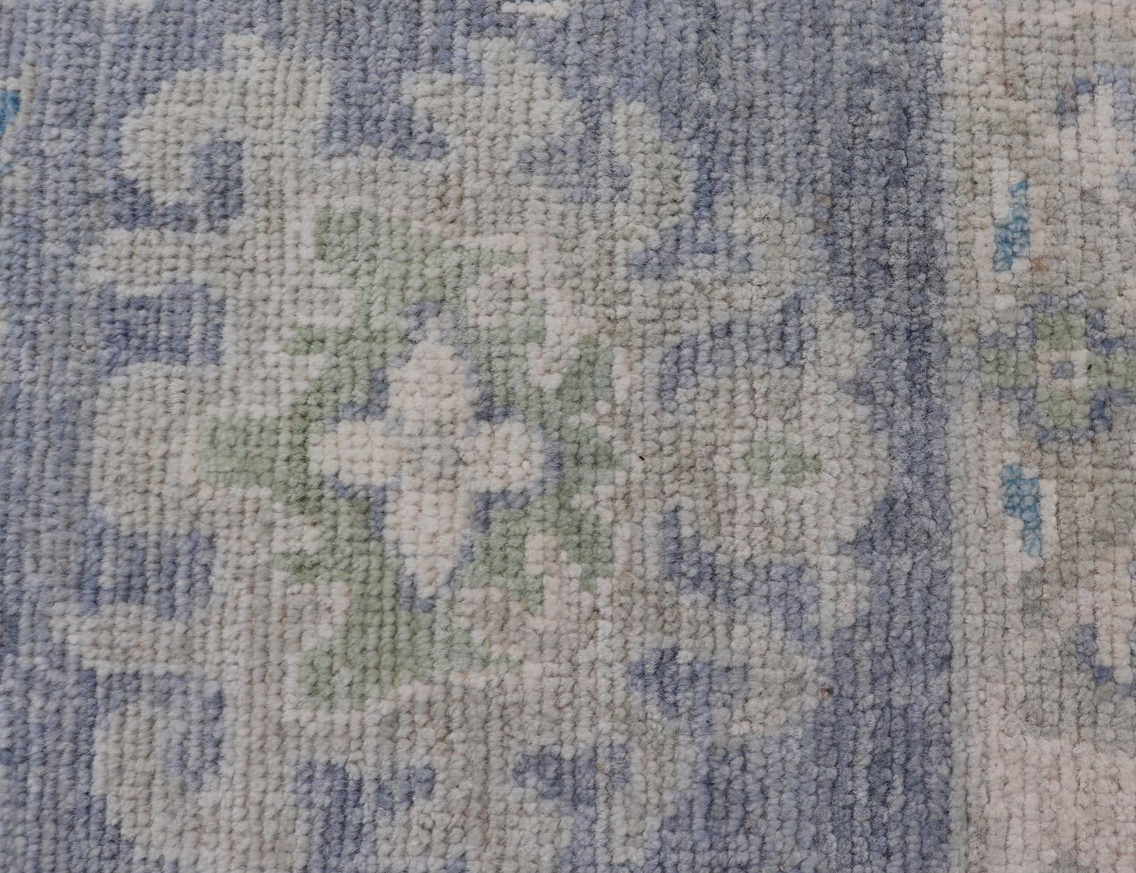 Moderner Oushak-Teppich mit ruhigen Blautönen und weichem Elfenbein und Sage 1'10 x 3'0 im Zustand „Neu“ im Angebot in Atlanta, GA