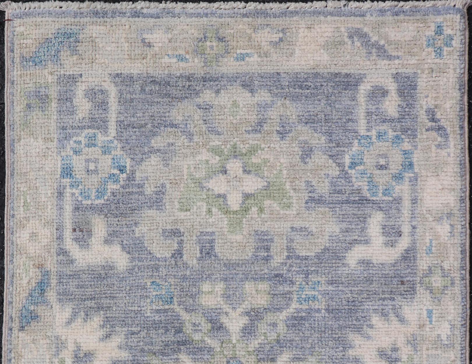 Moderner Oushak-Teppich mit ruhigen Blautönen und weichem Elfenbein und Sage 1'10 x 3'0 (21. Jahrhundert und zeitgenössisch) im Angebot