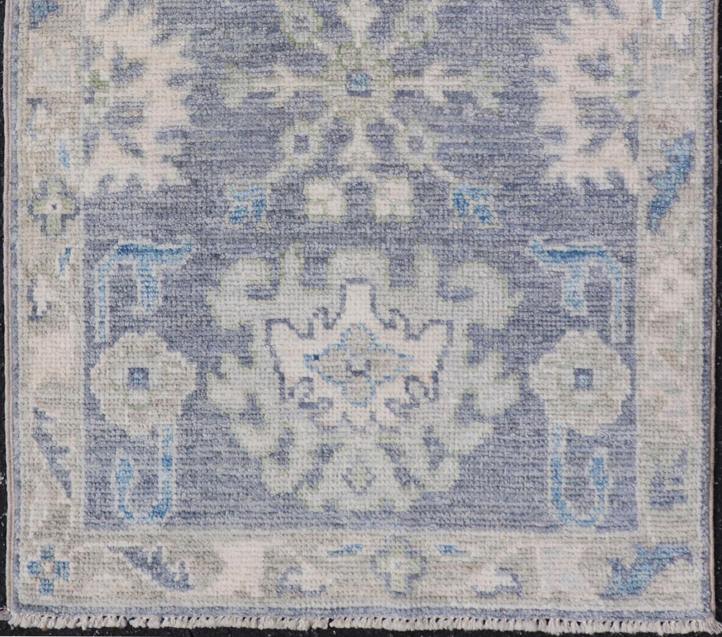 Moderner Oushak-Teppich mit ruhigen Blautönen und weichem Elfenbein und Sage 1'10 x 3'0 im Angebot 1
