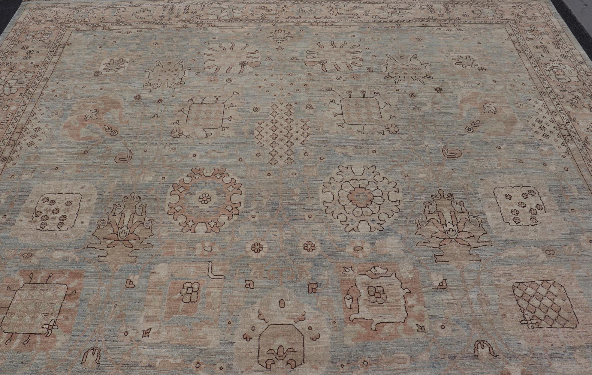 Maße: 11'11 x 15'1 
Moderner Oushak-Teppich mit weichem blaugrünem Feld und warmem Taupe 11'11 x 15'1. 
Keivan Woven Arts. teppich /AWR-142 / Anfang 21. Jahrhundert, Modern Oushak.

Oushak-Teppich mit einem sanft gedämpften blau-grünen Feld, das