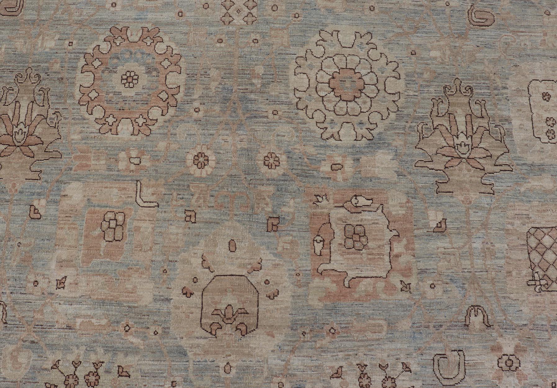 Moderner Oushak-Teppich mit weichem blau-grünen Feld und warmem Taupe 11'11 x 15'1 (Handgeknüpft) im Angebot