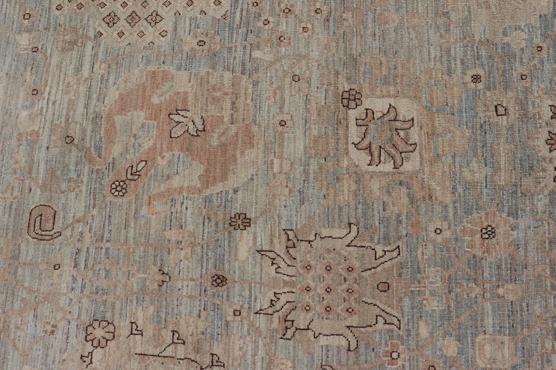 Moderner Oushak-Teppich mit weichem blau-grünen Feld und warmem Taupe 11'11 x 15'1 (Wolle) im Angebot