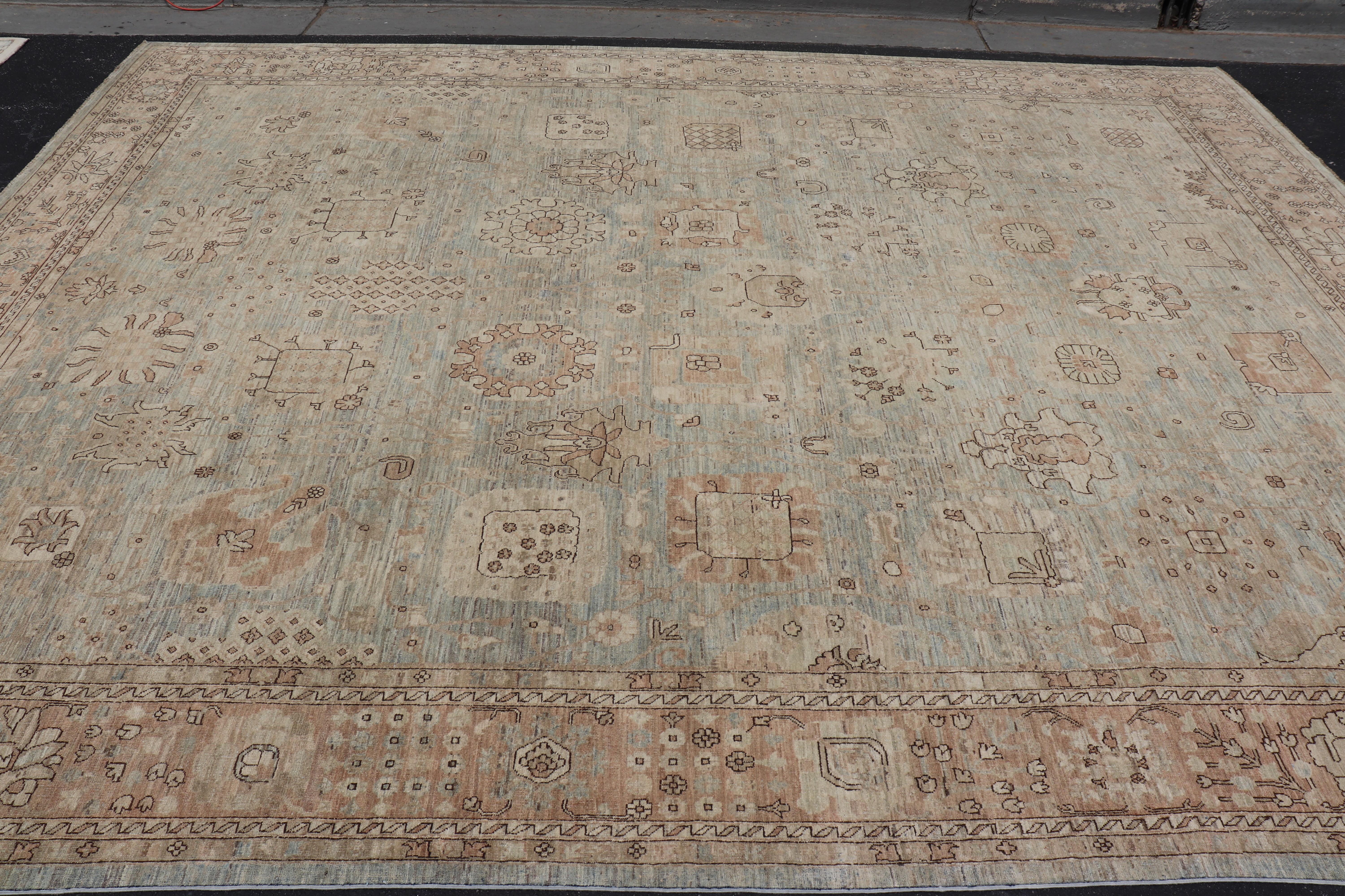 Moderner Oushak-Teppich mit weichem blau-grünen Feld und warmem Taupe 11'11 x 15'1 im Angebot 2