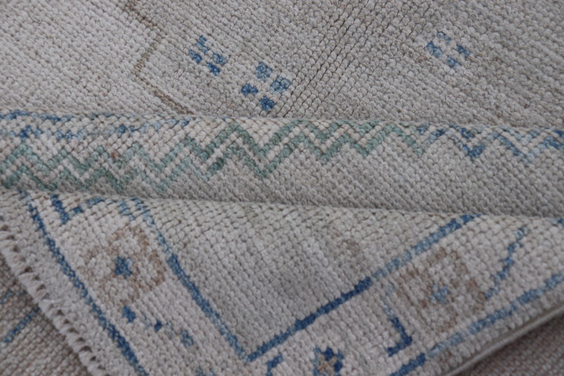 Moderner Oushak-Teppich mit weichem grauem Sockel und Akzenten in Blau, Taupe und 4'1 x 6'0 im Angebot 3