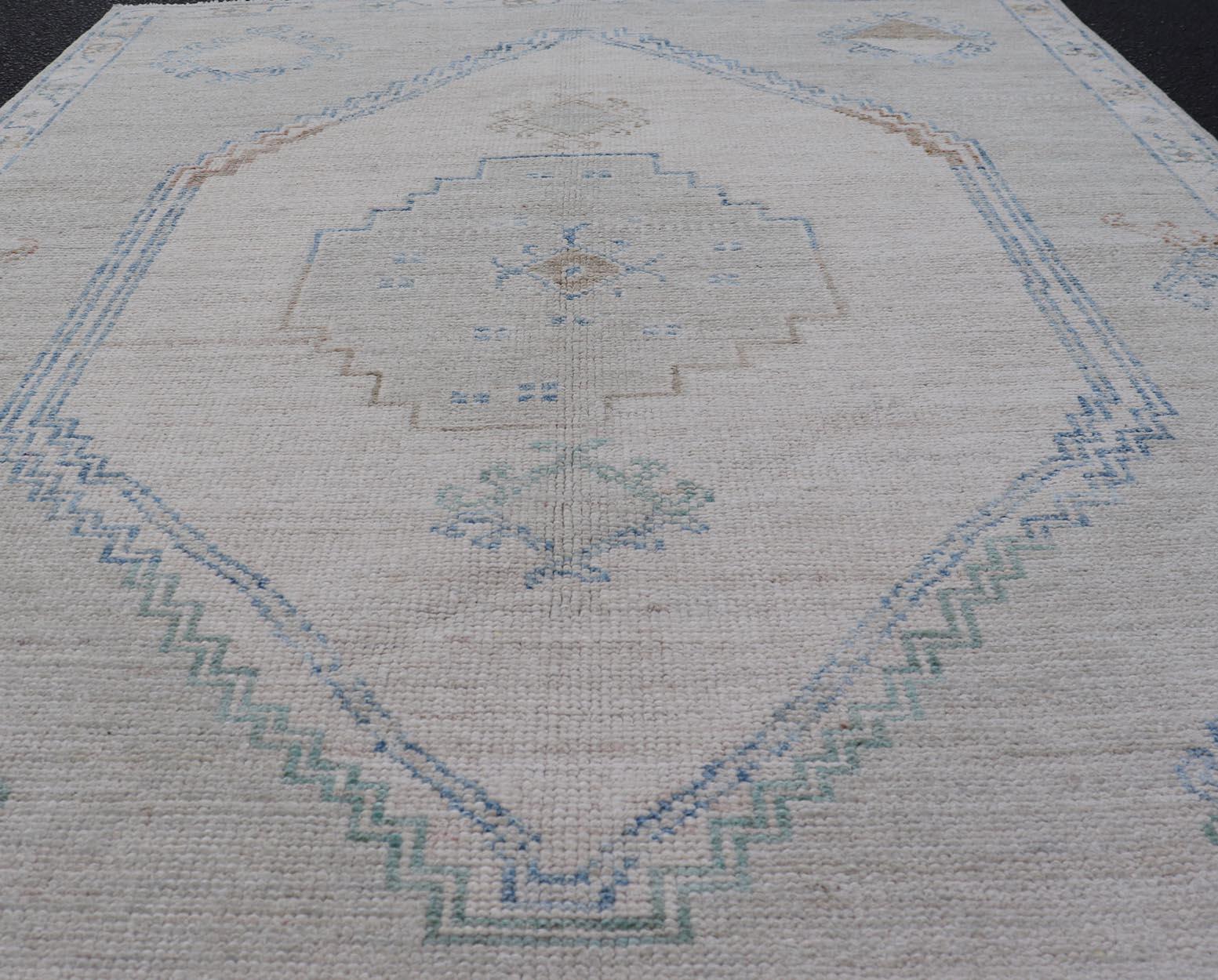 Moderner Oushak-Teppich mit weichem grauem Sockel und Akzenten in Blau, Taupe und 4'1 x 6'0 (Afghanisch) im Angebot