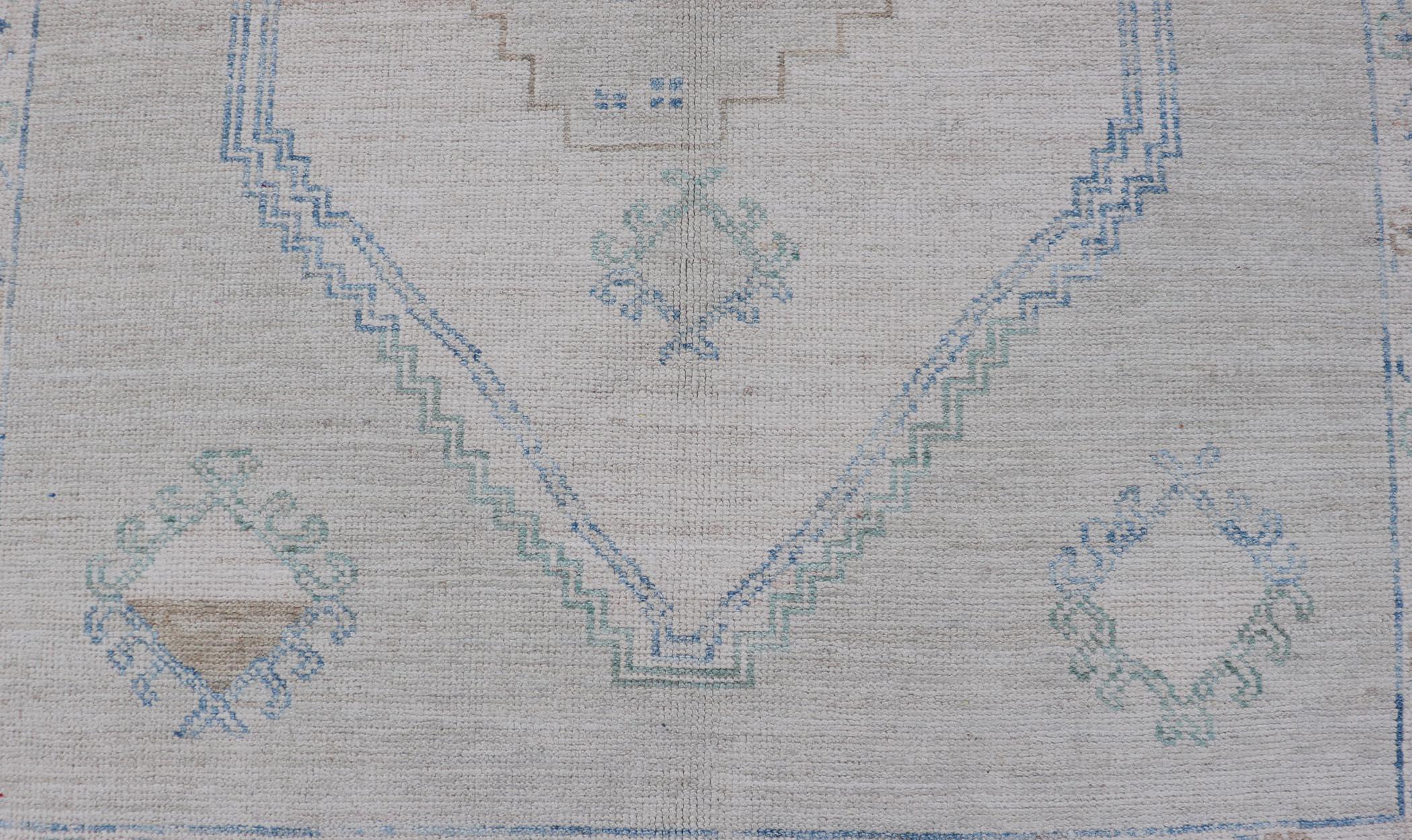 Moderner Oushak-Teppich mit weichem grauem Sockel und Akzenten in Blau, Taupe und 4'1 x 6'0 (Handgeknüpft) im Angebot