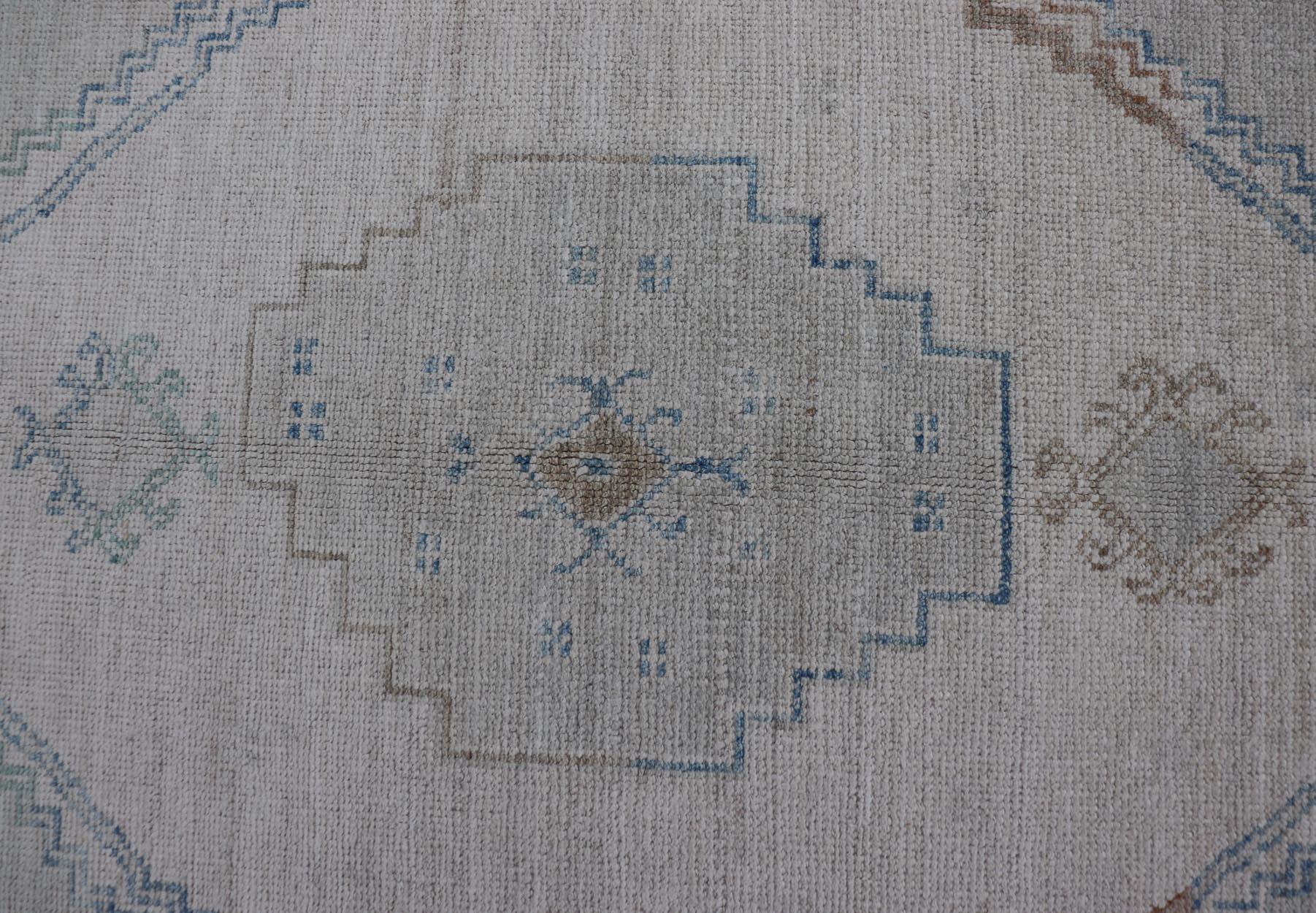 Moderner Oushak-Teppich mit weichem grauem Sockel und Akzenten in Blau, Taupe und 4'1 x 6'0 im Zustand „Neu“ im Angebot in Atlanta, GA