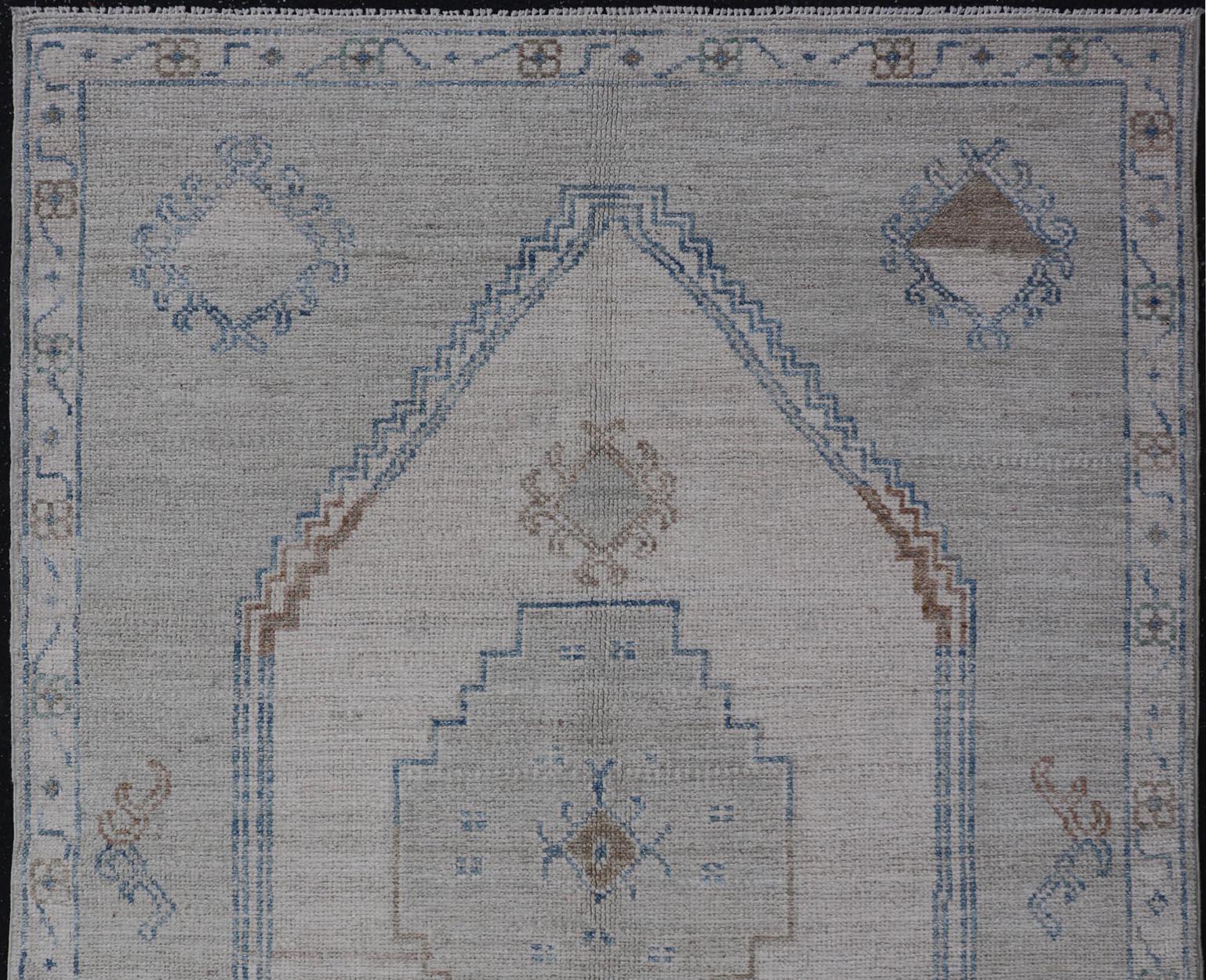 Moderner Oushak-Teppich mit weichem grauem Sockel und Akzenten in Blau, Taupe und 4'1 x 6'0 (21. Jahrhundert und zeitgenössisch) im Angebot