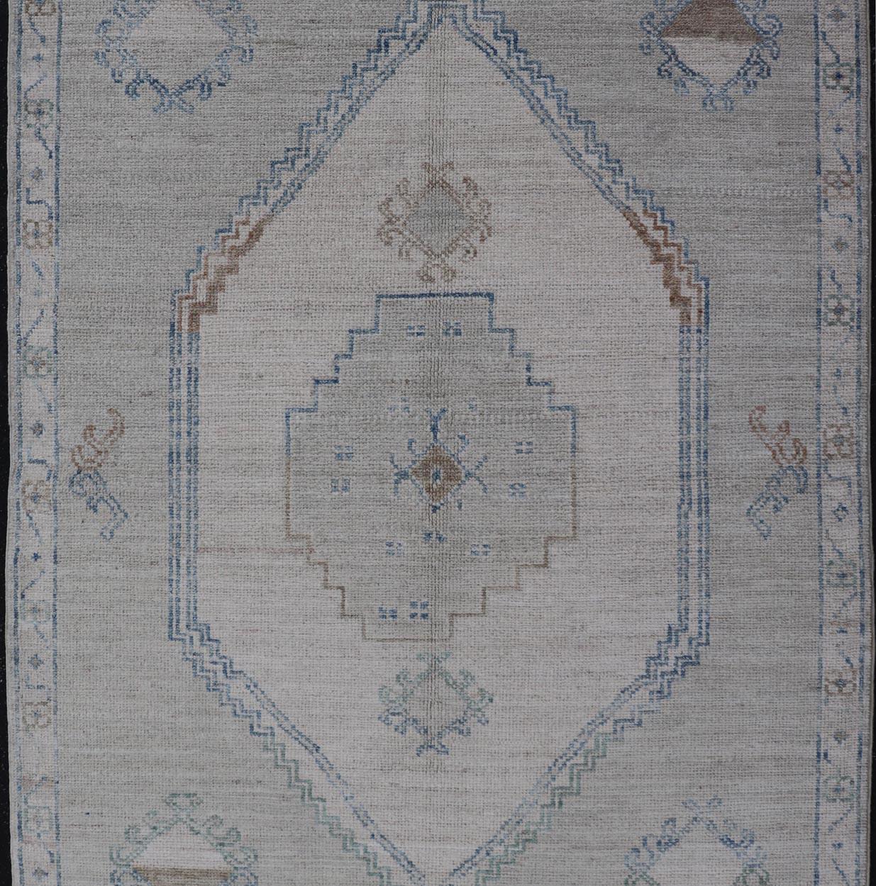 Moderner Oushak-Teppich mit weichem grauem Sockel und Akzenten in Blau, Taupe und 4'1 x 6'0 (Wolle) im Angebot