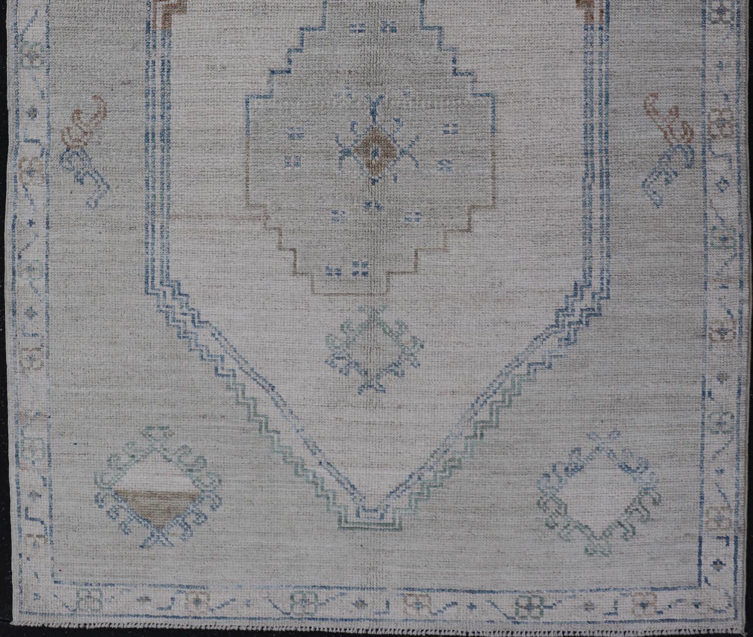 Moderner Oushak-Teppich mit weichem grauem Sockel und Akzenten in Blau, Taupe und 4'1 x 6'0 im Angebot 1