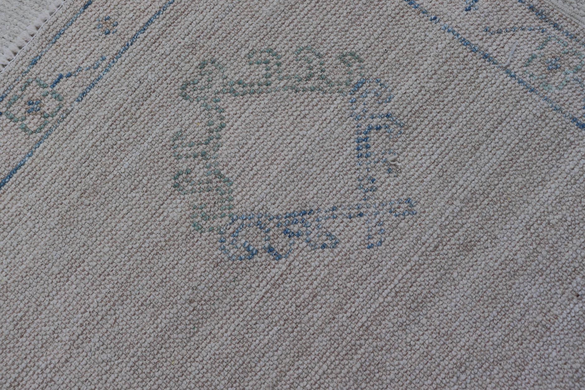 Moderner Oushak-Teppich mit weichem grauem Sockel und Akzenten in Blau, Taupe und 4'1 x 6'0 im Angebot 2
