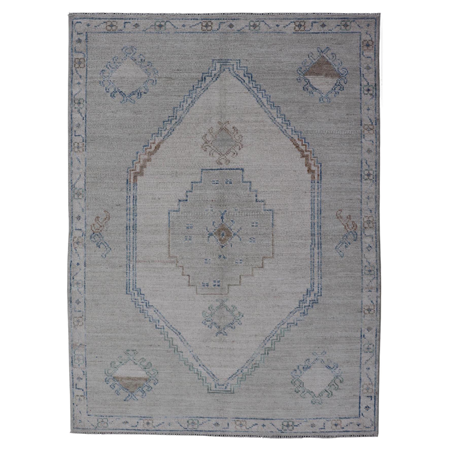 Alfombra Moderna Oushak con Base Gris Suave y Acentos de Azul, Topo y 4'1 x 6'0