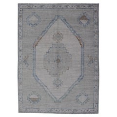 Tapis moderne Oushak avec base grise douce et accents de bleu, taupe et 4'1 x 6'0
