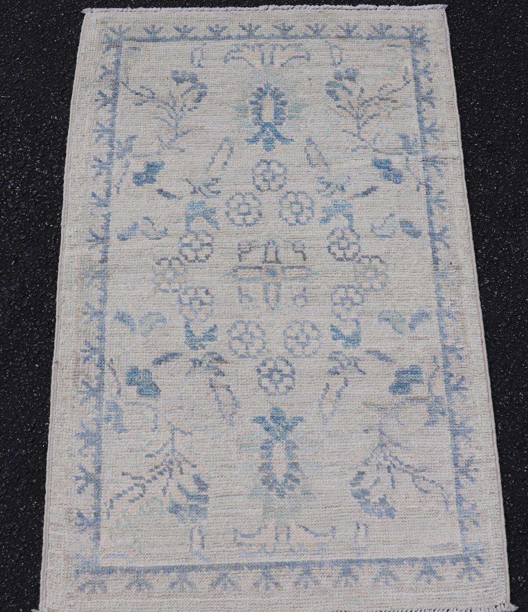 Medidas: 1'10 x 3'0 
Alfombra Oushak Moderna con Base Suave Marfil y Delicado Floral Azul Cielo 1'10 x 3'0. Keivan Woven Arts; alfombra AWR-106 País de origen: Afganistán Tipo: Oushak Diseño.

Esta moderna alfombra Oushak irradia elegancia con su