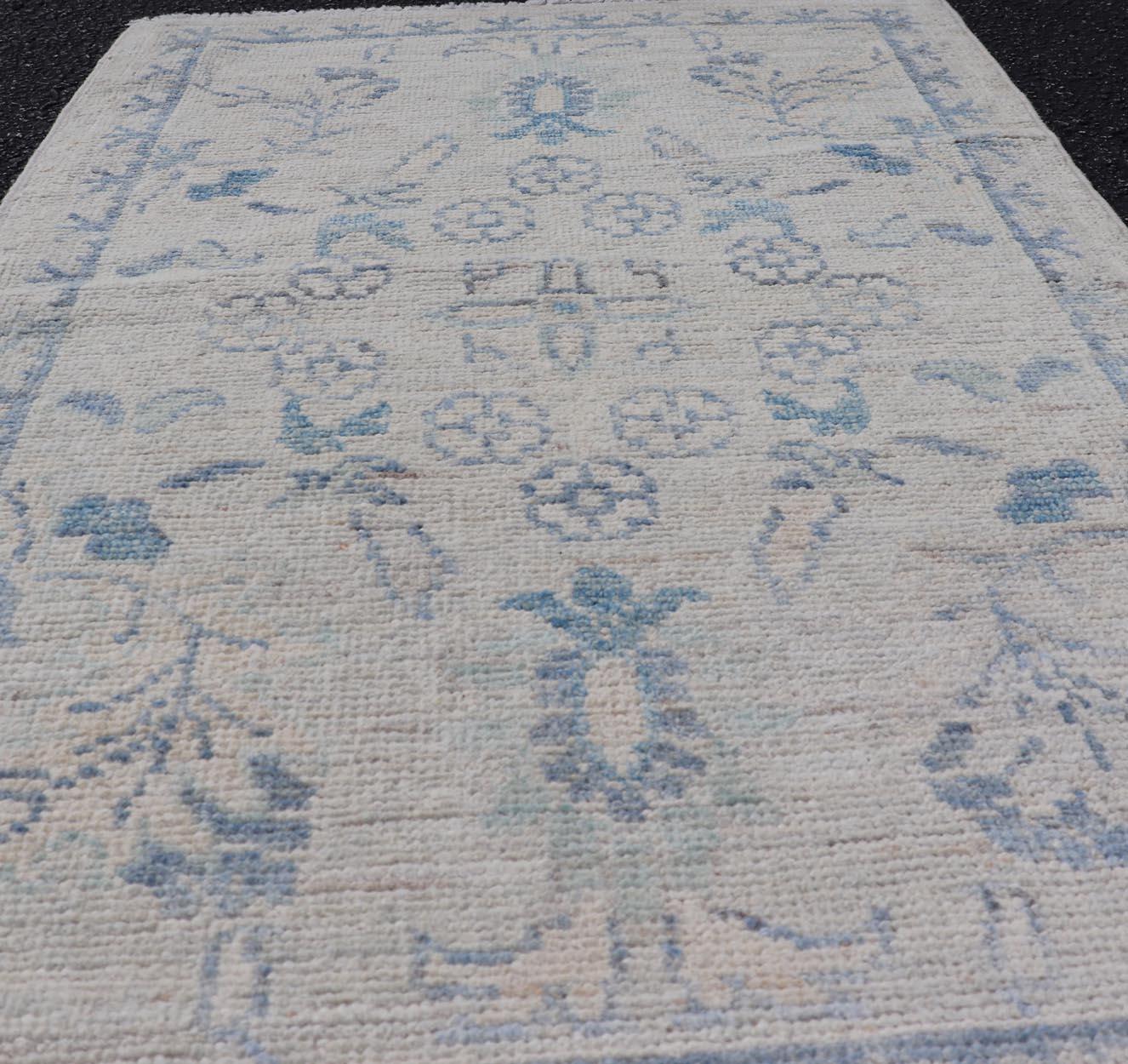 Alfombra Moderna Oushak con Base Suave Marfil y Delicado Floral Azul Cielo 1'10 x 3'0 Afgano en venta