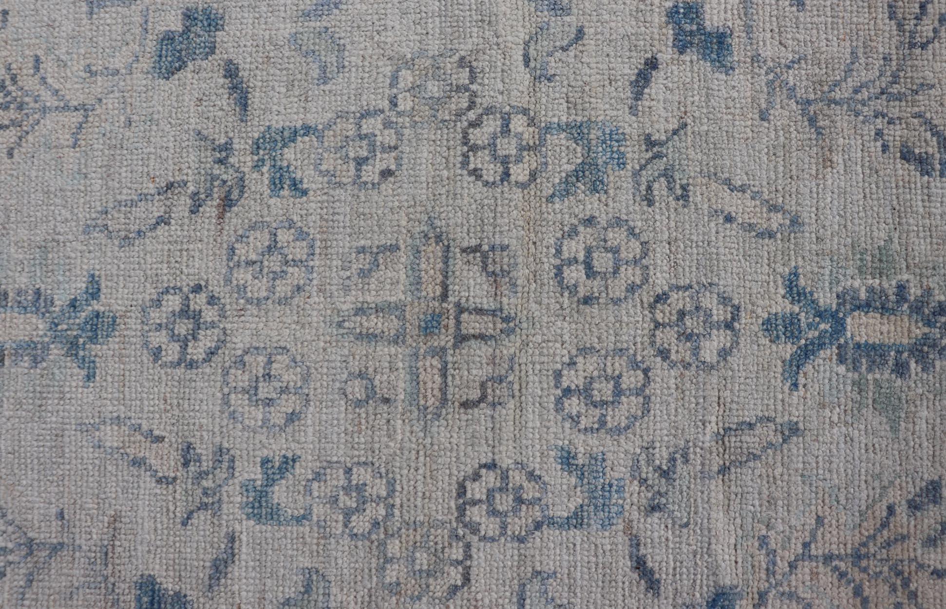 Alfombra Moderna Oushak con Base Suave Marfil y Delicado Floral Azul Cielo 1'10 x 3'0 Anudado a mano en venta