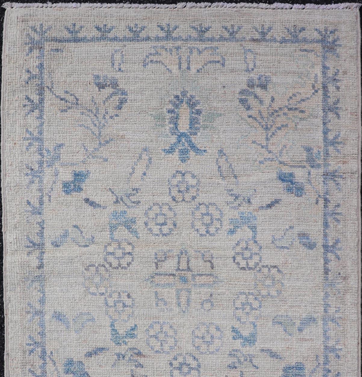 Alfombra Moderna Oushak con Base Suave Marfil y Delicado Floral Azul Cielo 1'10 x 3'0 en Nuevo estado para la venta en Atlanta, GA