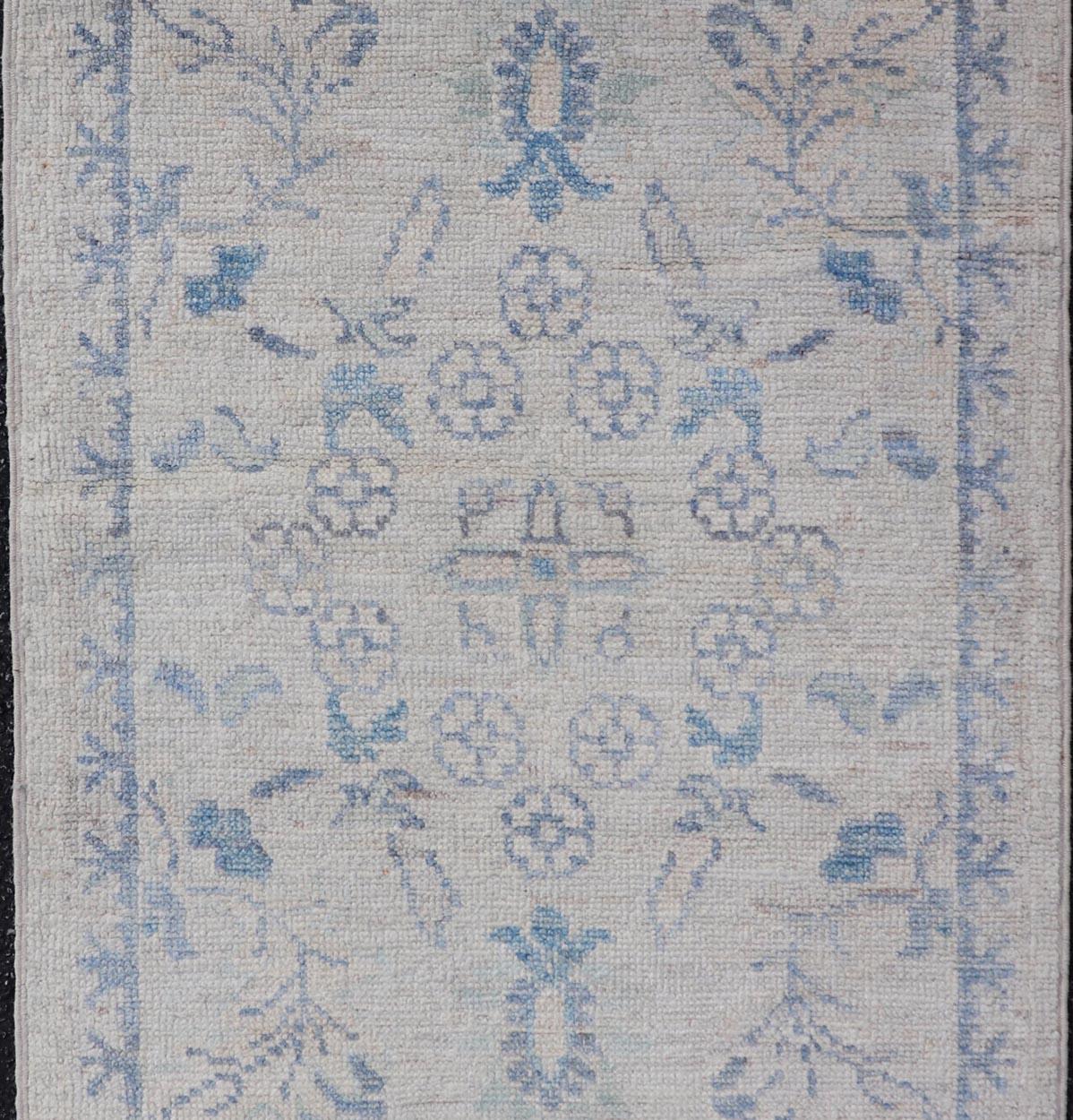 Alfombra Moderna Oushak con Base Suave Marfil y Delicado Floral Azul Cielo 1'10 x 3'0 Siglo XXI y contemporáneo en venta