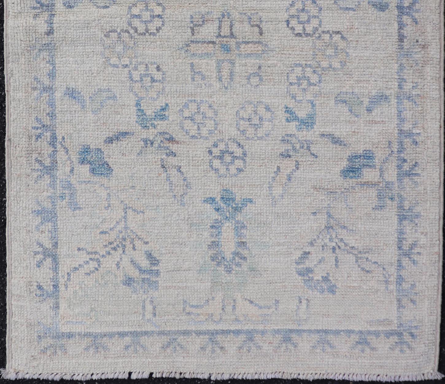 Alfombra Moderna Oushak con Base Suave Marfil y Delicado Floral Azul Cielo 1'10 x 3'0 Lana en venta