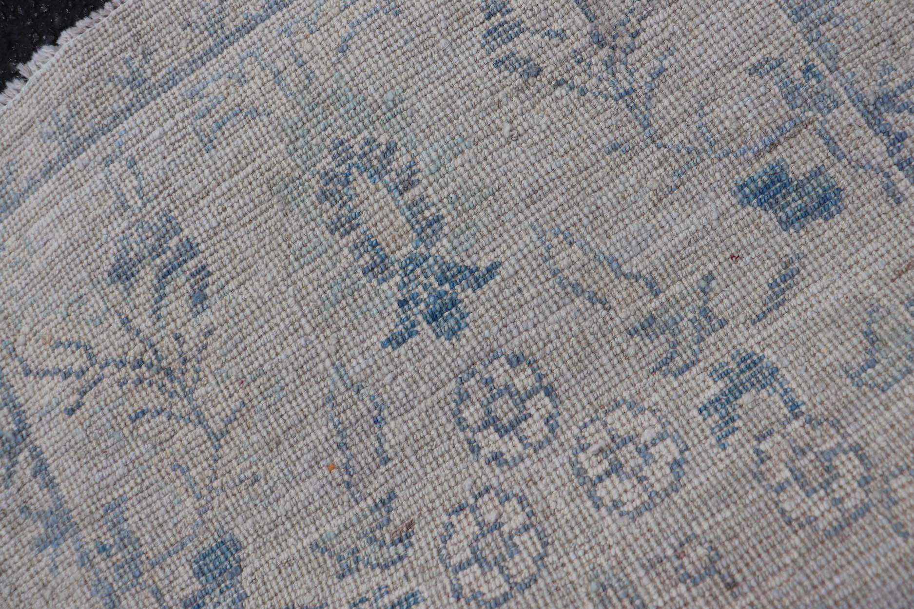 Alfombra Moderna Oushak con Base Suave Marfil y Delicado Floral Azul Cielo 1'10 x 3'0 en venta 1