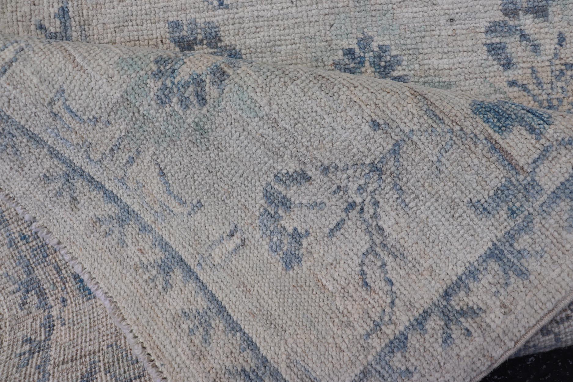 Alfombra Moderna Oushak con Base Suave Marfil y Delicado Floral Azul Cielo 1'10 x 3'0 en venta 2
