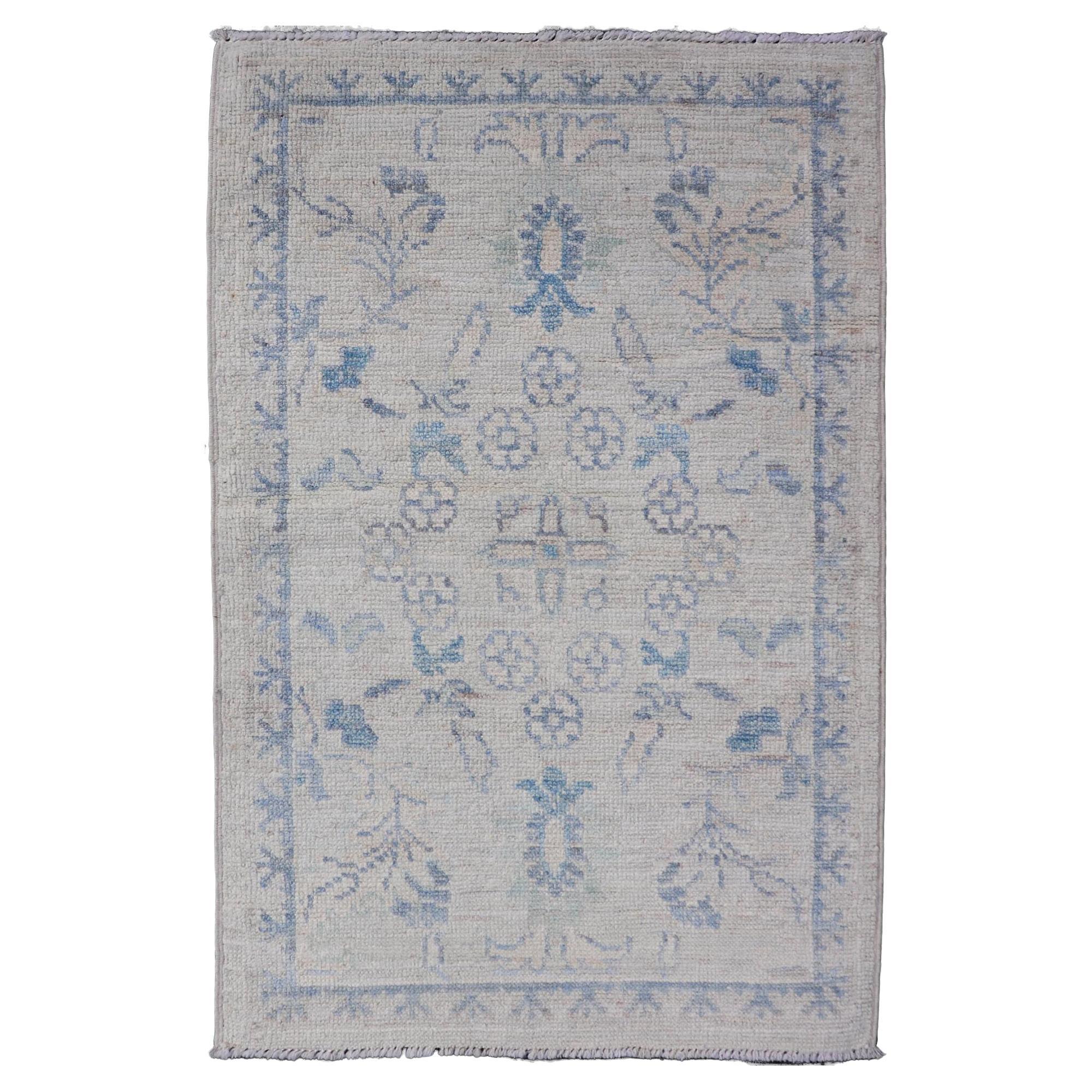 Alfombra Moderna Oushak con Base Suave Marfil y Delicado Floral Azul Cielo 1'10 x 3'0 en venta