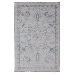 Moderner Oushak-Teppich mit weichem elfenbeinfarbenem Sockel und zarter himmelblauem Blumenmuster 1'10 x 3'0