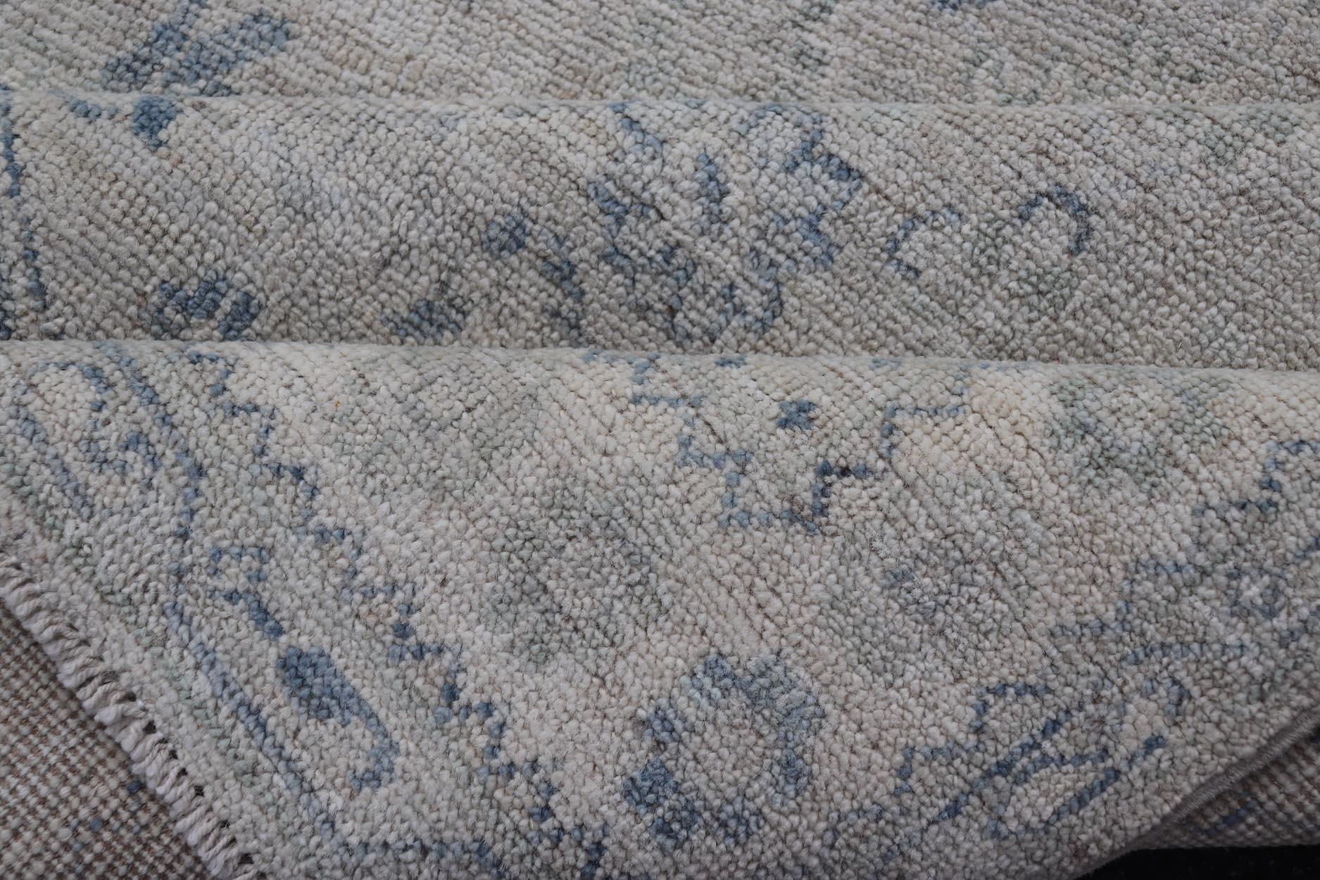 Tapis moderne Oushak avec base ivoire douce et accents bleu ciel subtils 3'10 x 8'2 en vente 3