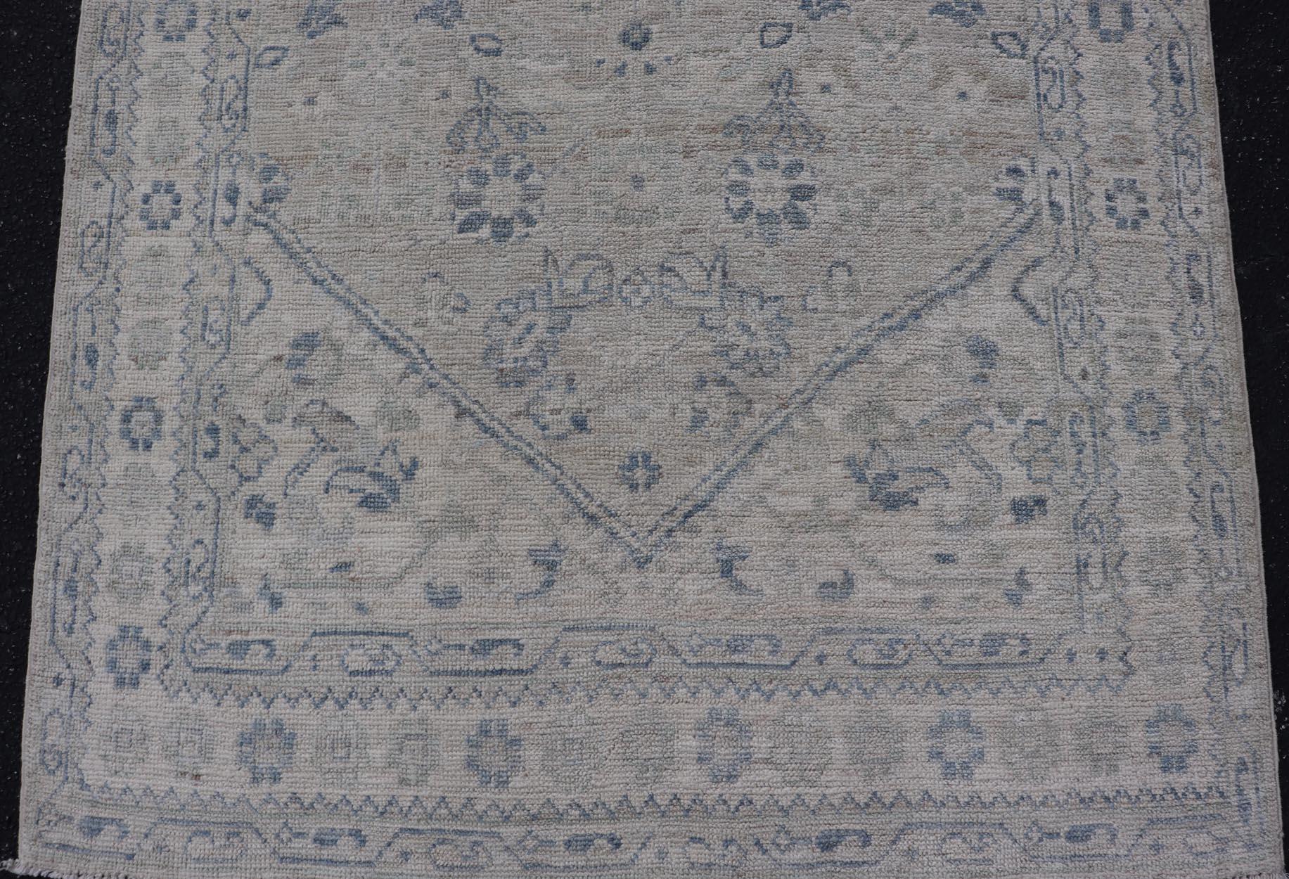 Afghan Tapis moderne Oushak avec base ivoire douce et accents bleu ciel subtils 3'10 x 8'2 en vente