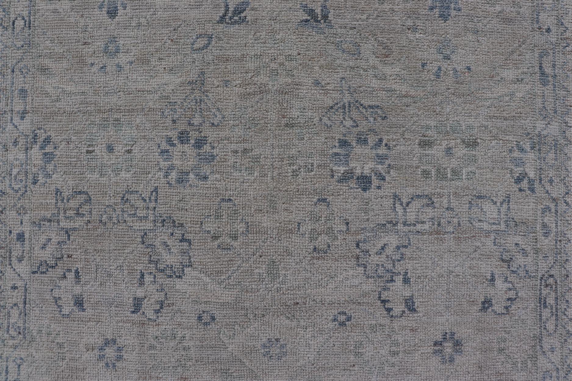 Noué à la main Tapis moderne Oushak avec base ivoire douce et accents bleu ciel subtils 3'10 x 8'2 en vente