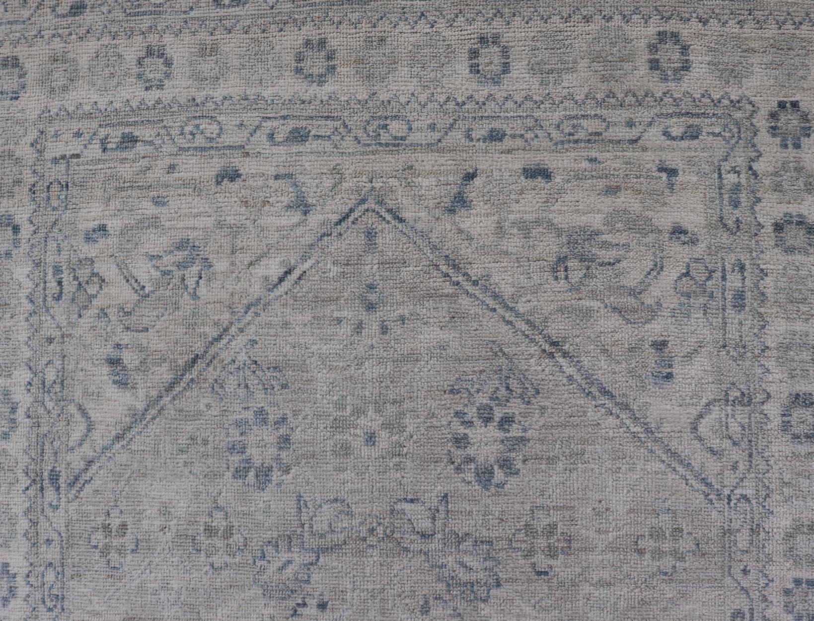 Tapis moderne Oushak avec base ivoire douce et accents bleu ciel subtils 3'10 x 8'2 Neuf - En vente à Atlanta, GA